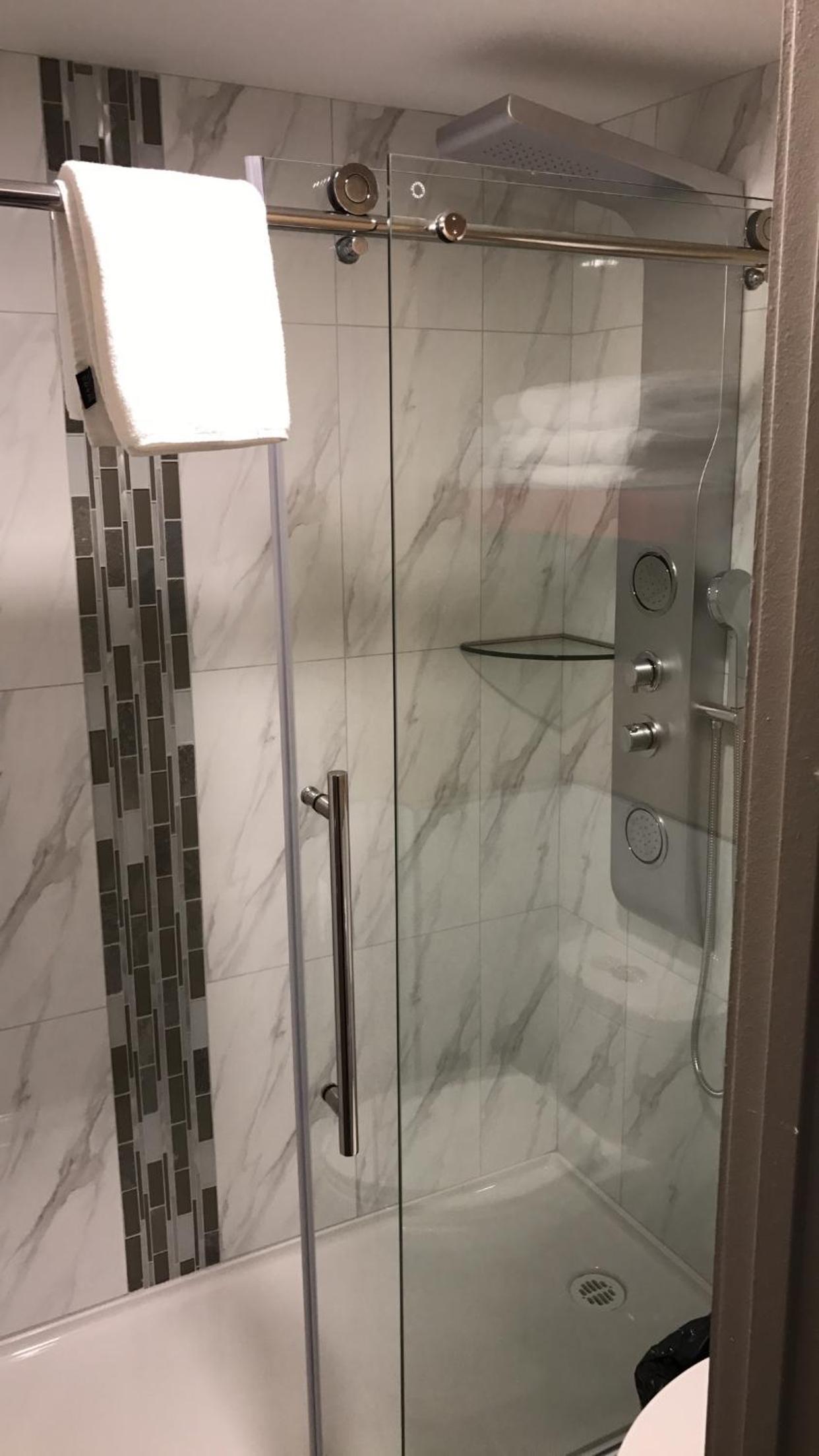 King Suite with Spa Bath - Photo 3