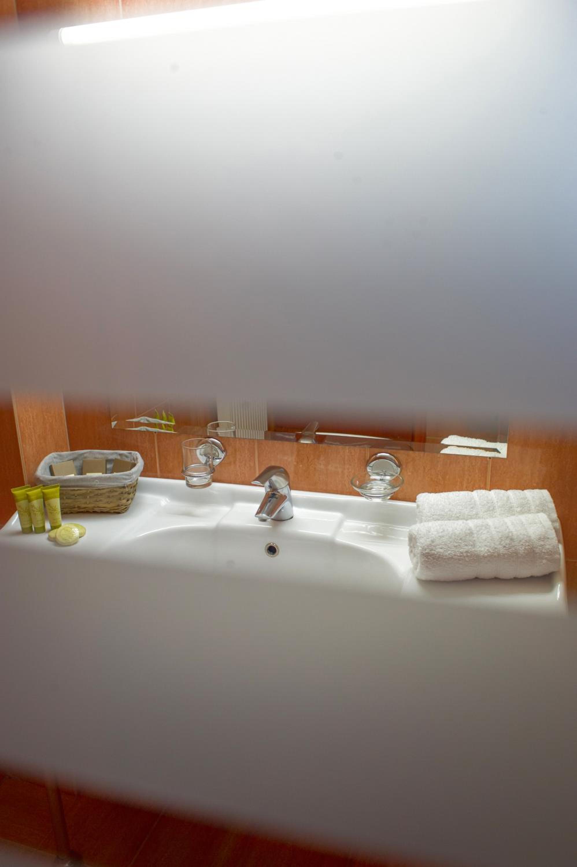 Double or Twin Room - Photo 7