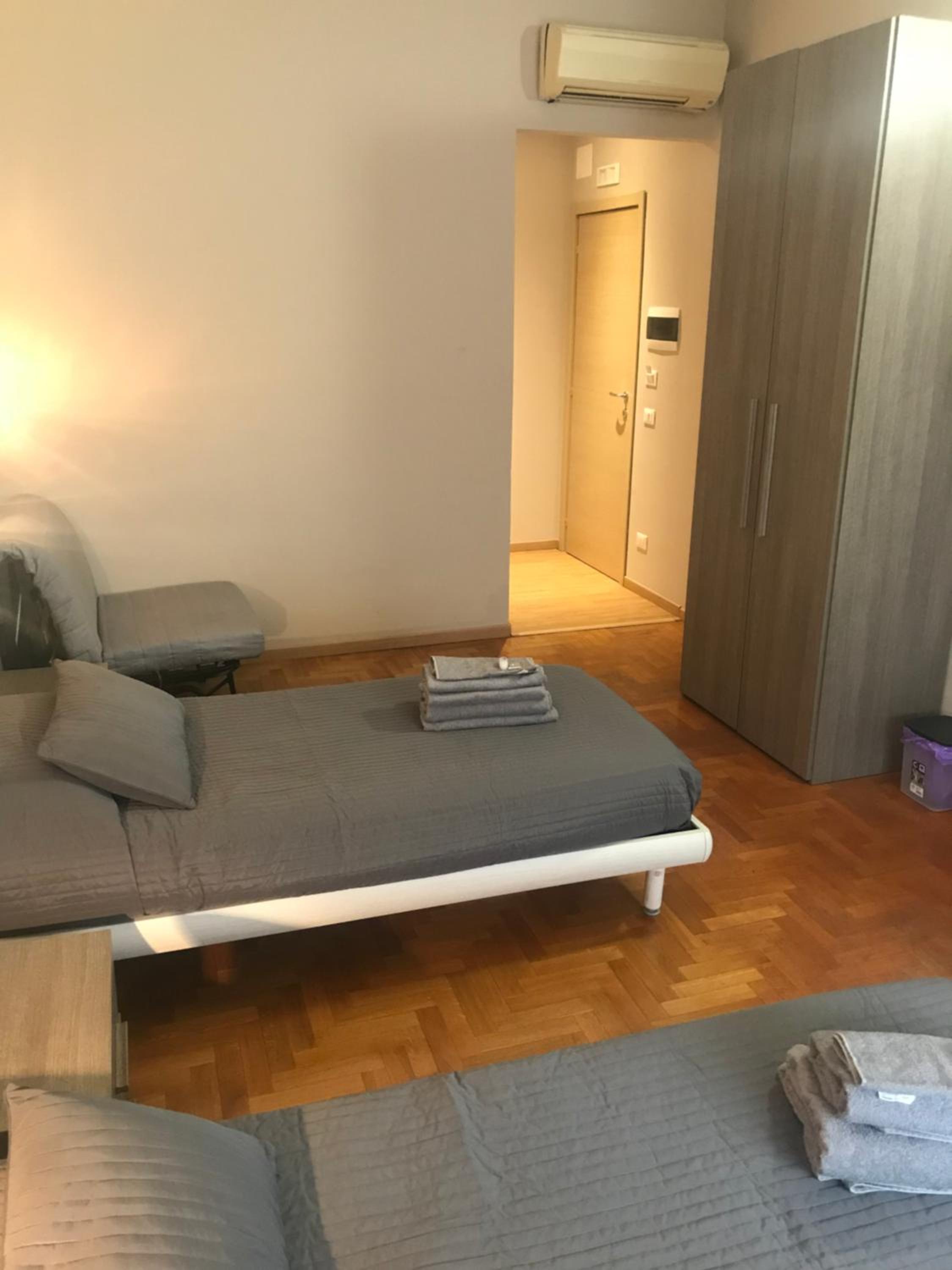 Twin Room with Private Bathroom photo 2