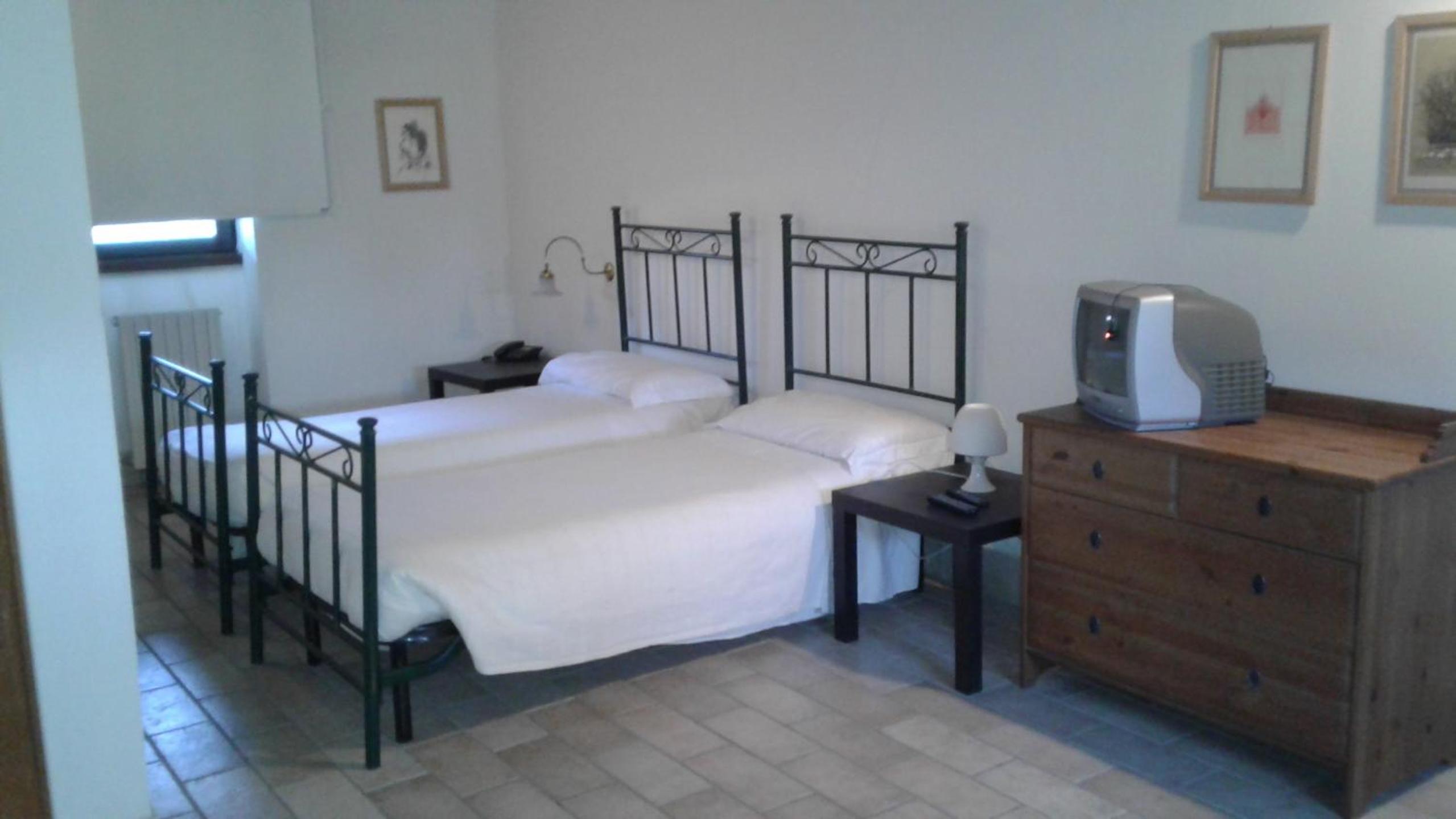 Twin Room with Bathroom - Photo 7