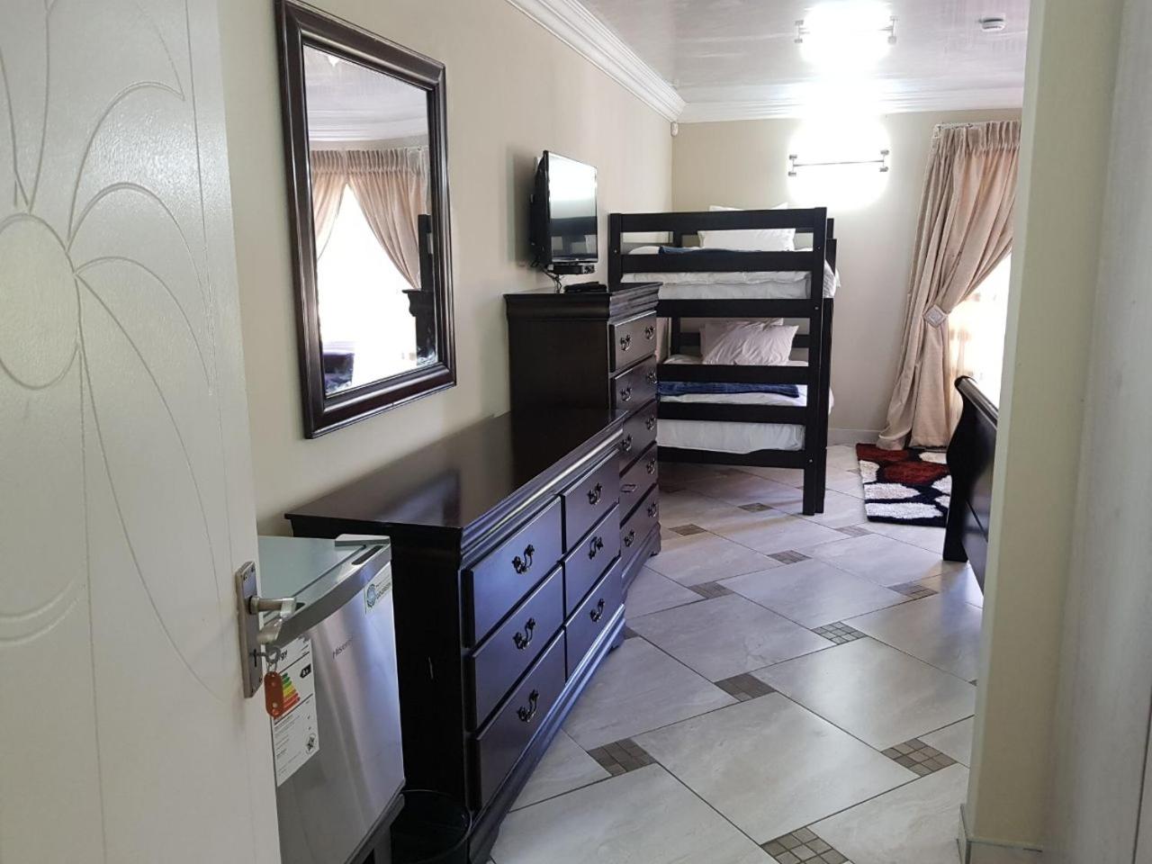 Family Room with Garden View - Photo 2