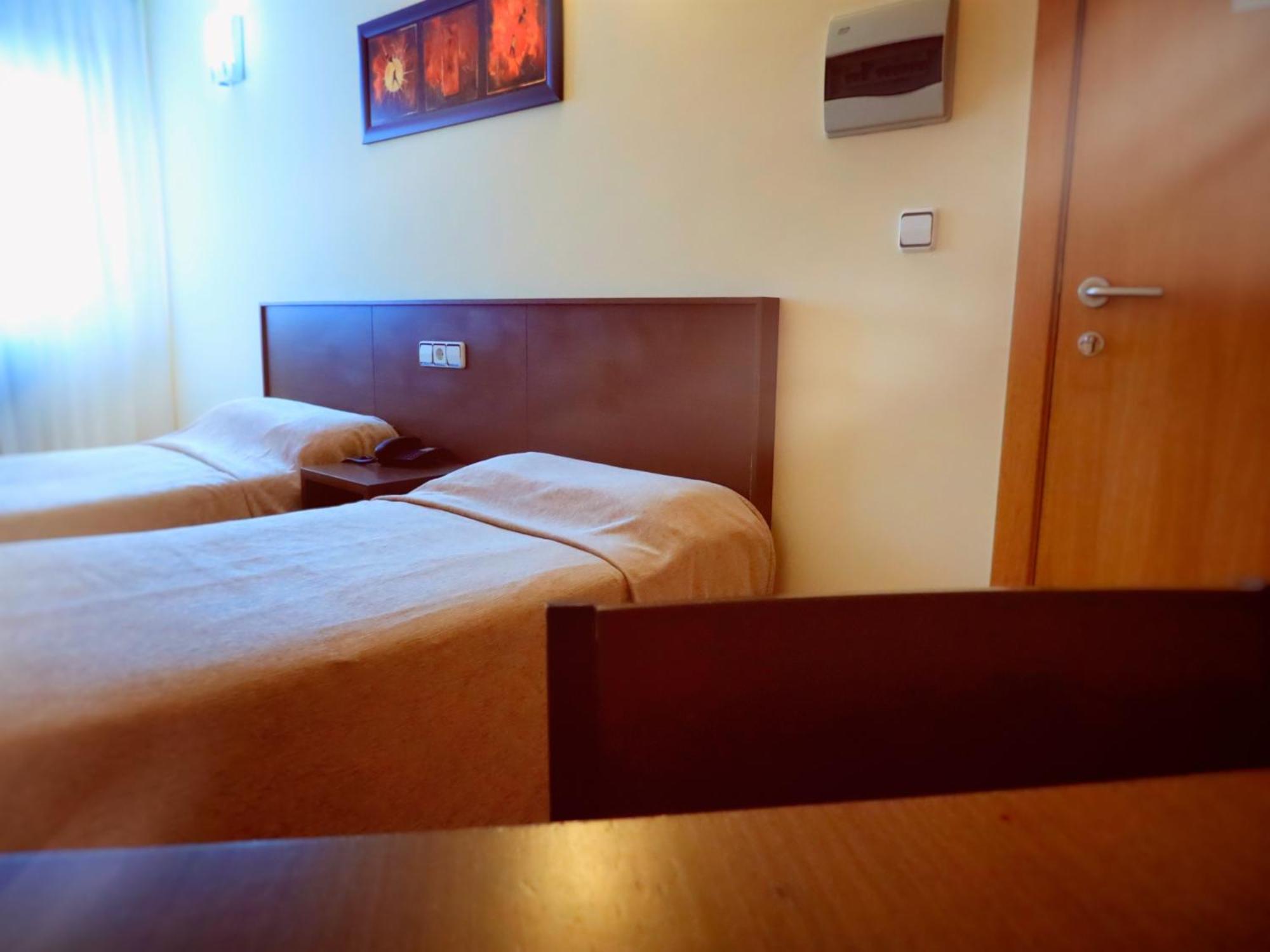 Twin Room with Extra Bed photo 3