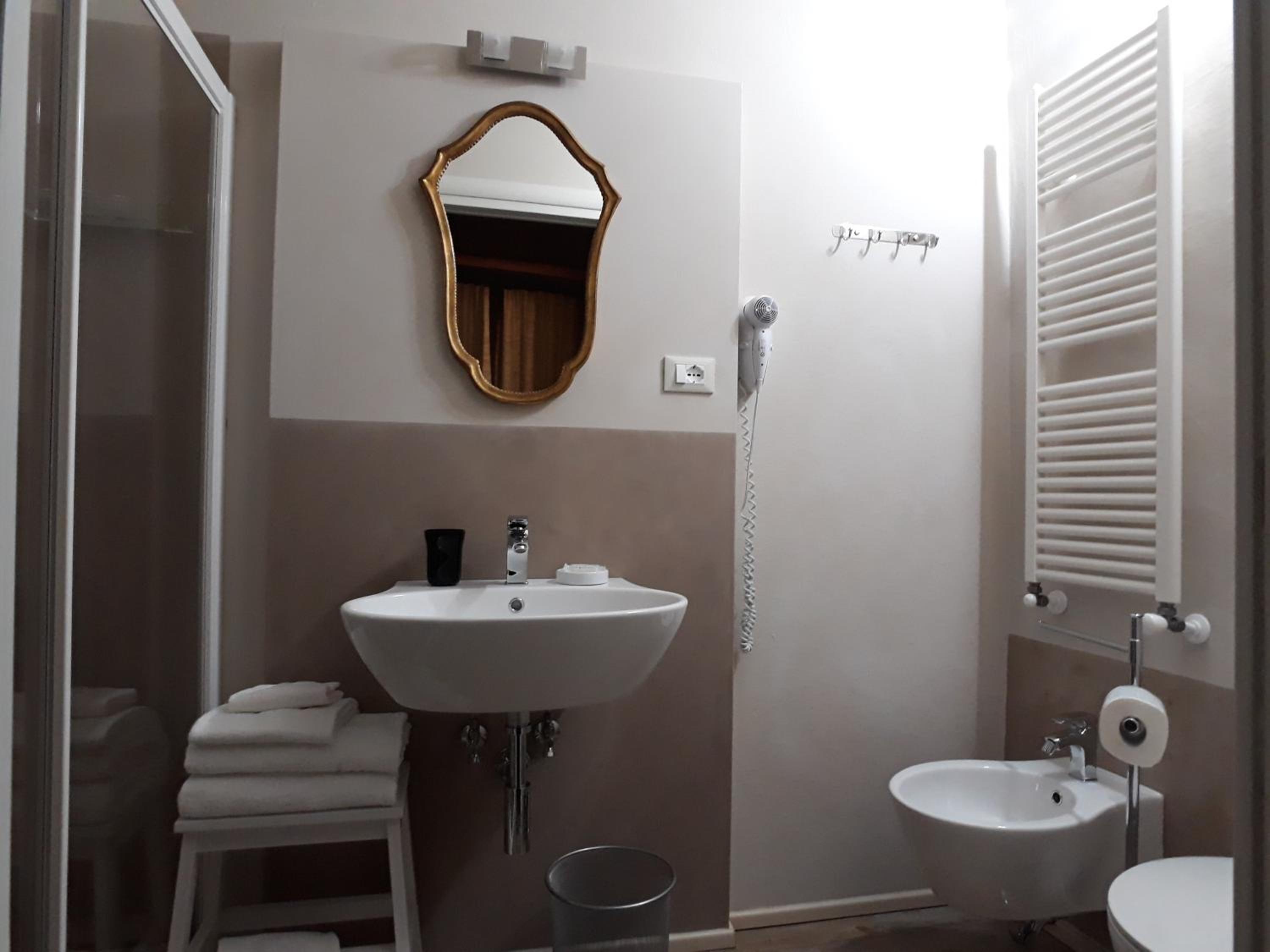 Double Room with Private Bathroom - Photo 8