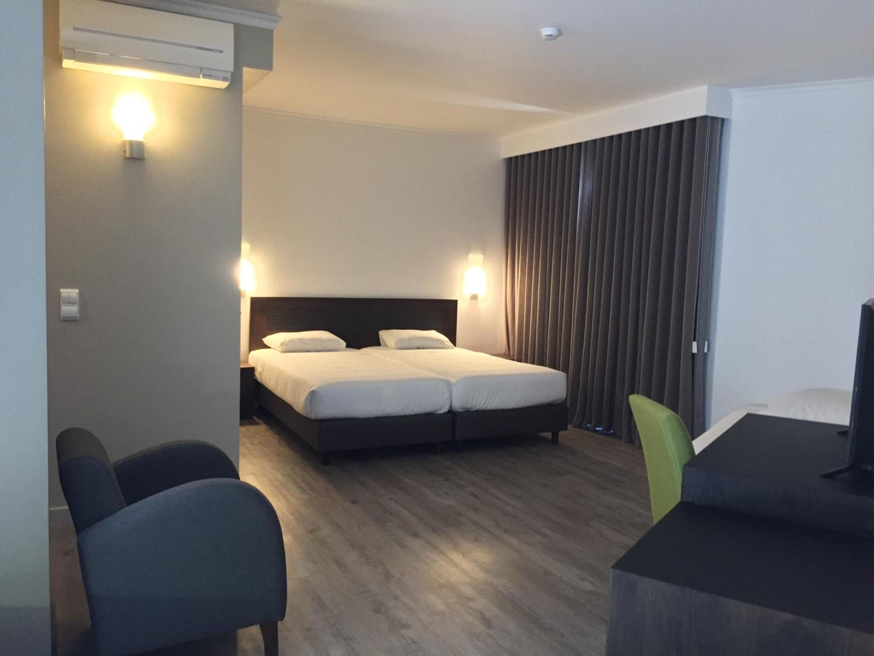 Twin Room with Sea View with 2 extra beds - Photo 2