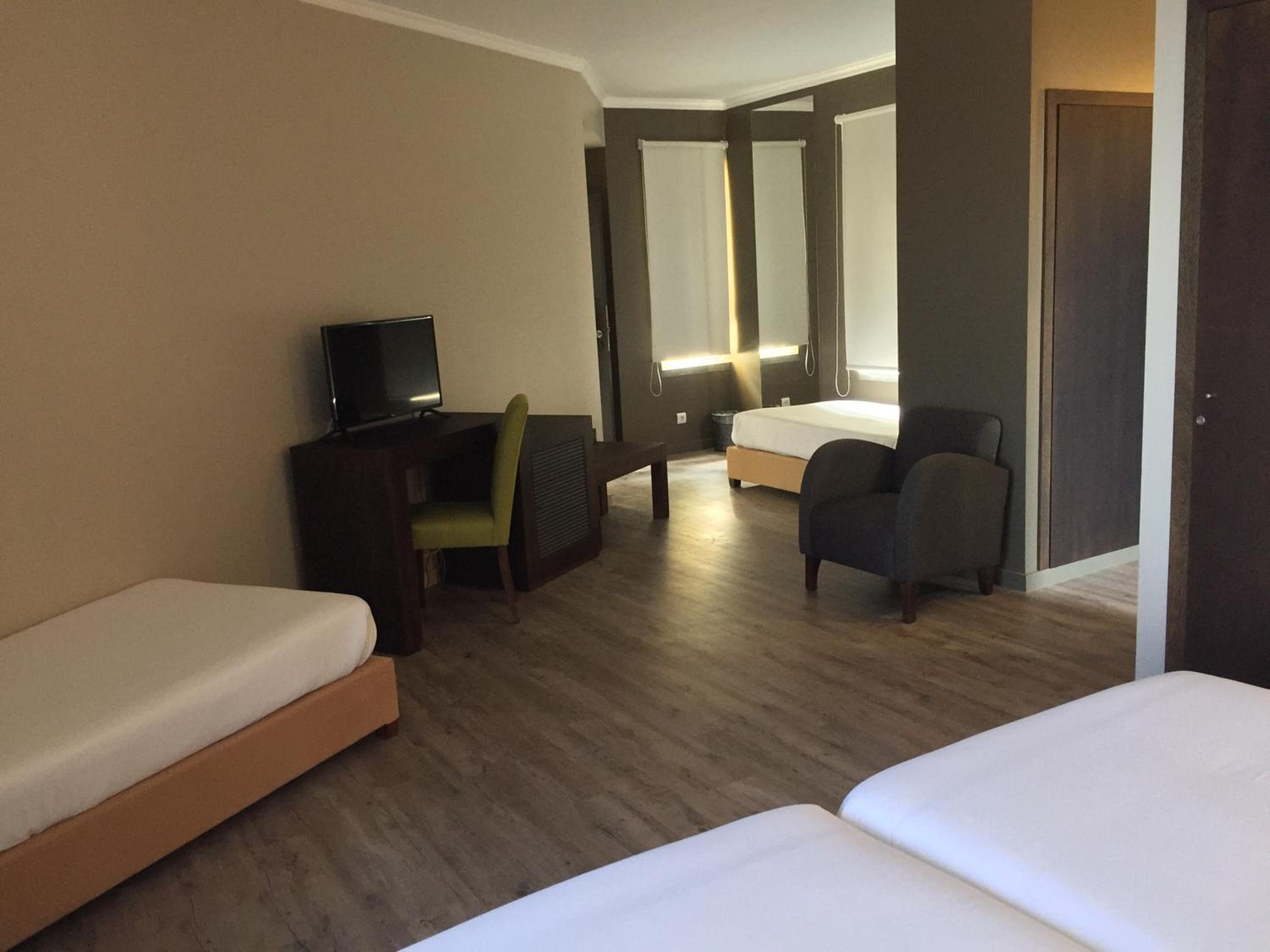 Twin Room with Sea View with 2 extra beds - Photo 3