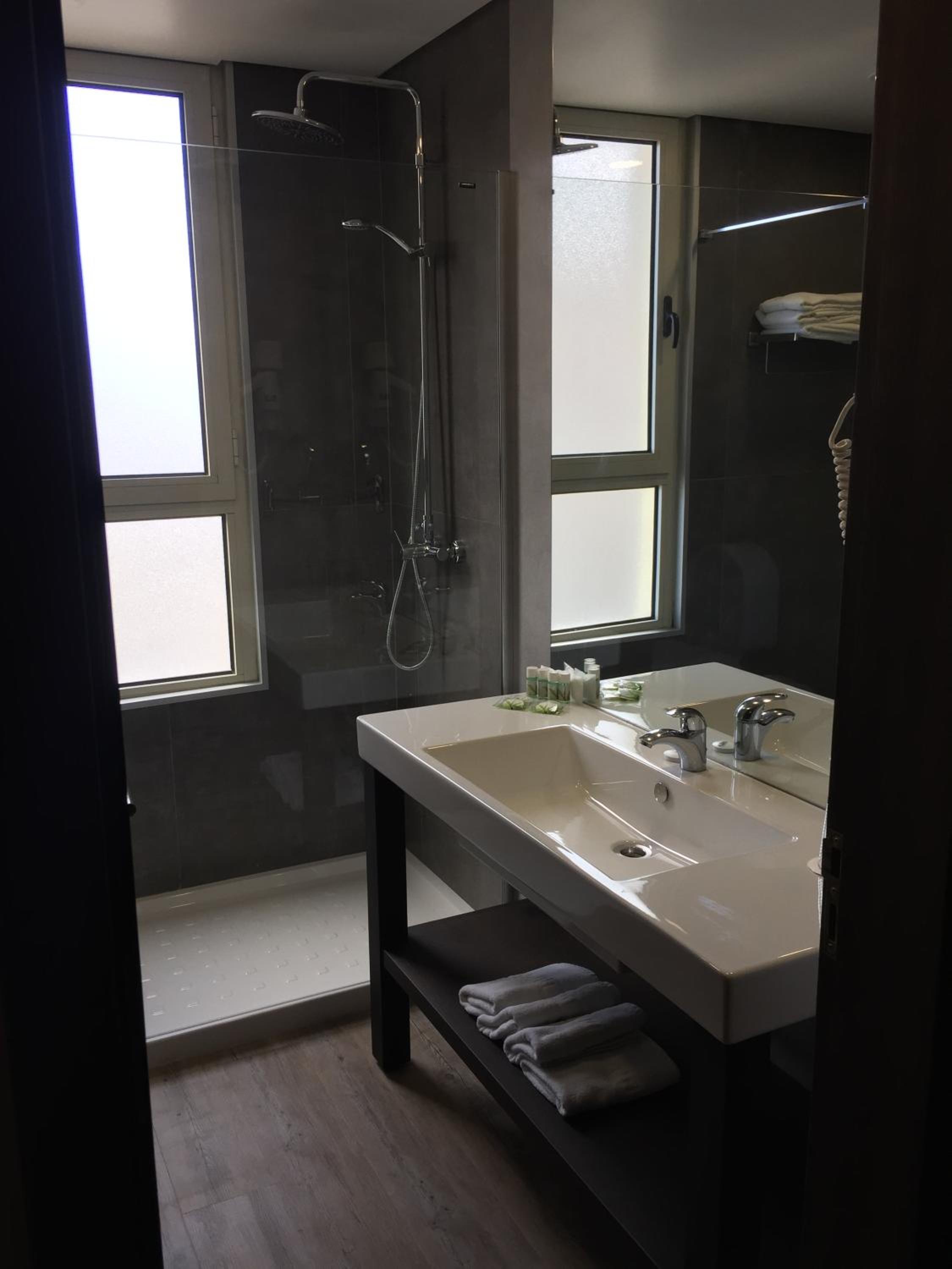 Twin Room with Sea View with 2 extra beds - Photo 4