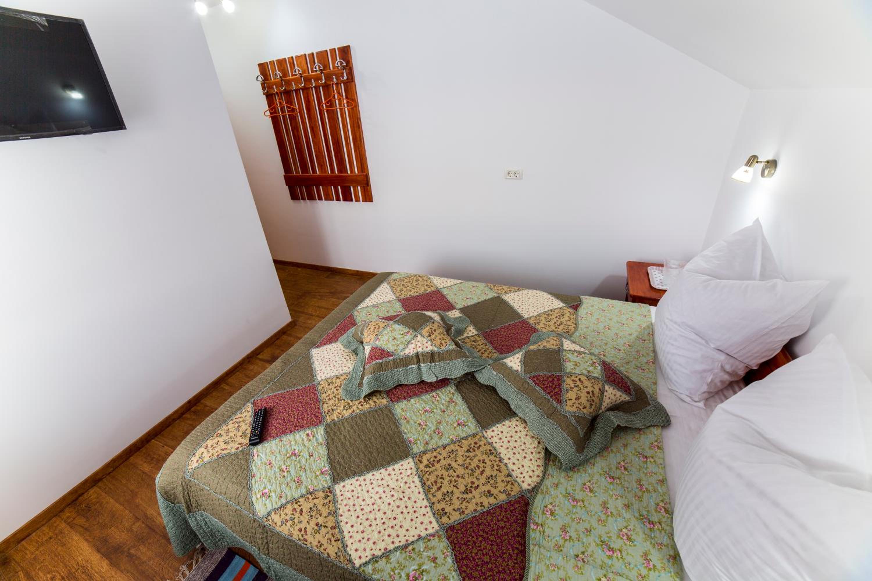 Double Room with Private Bathroom - Photo 6