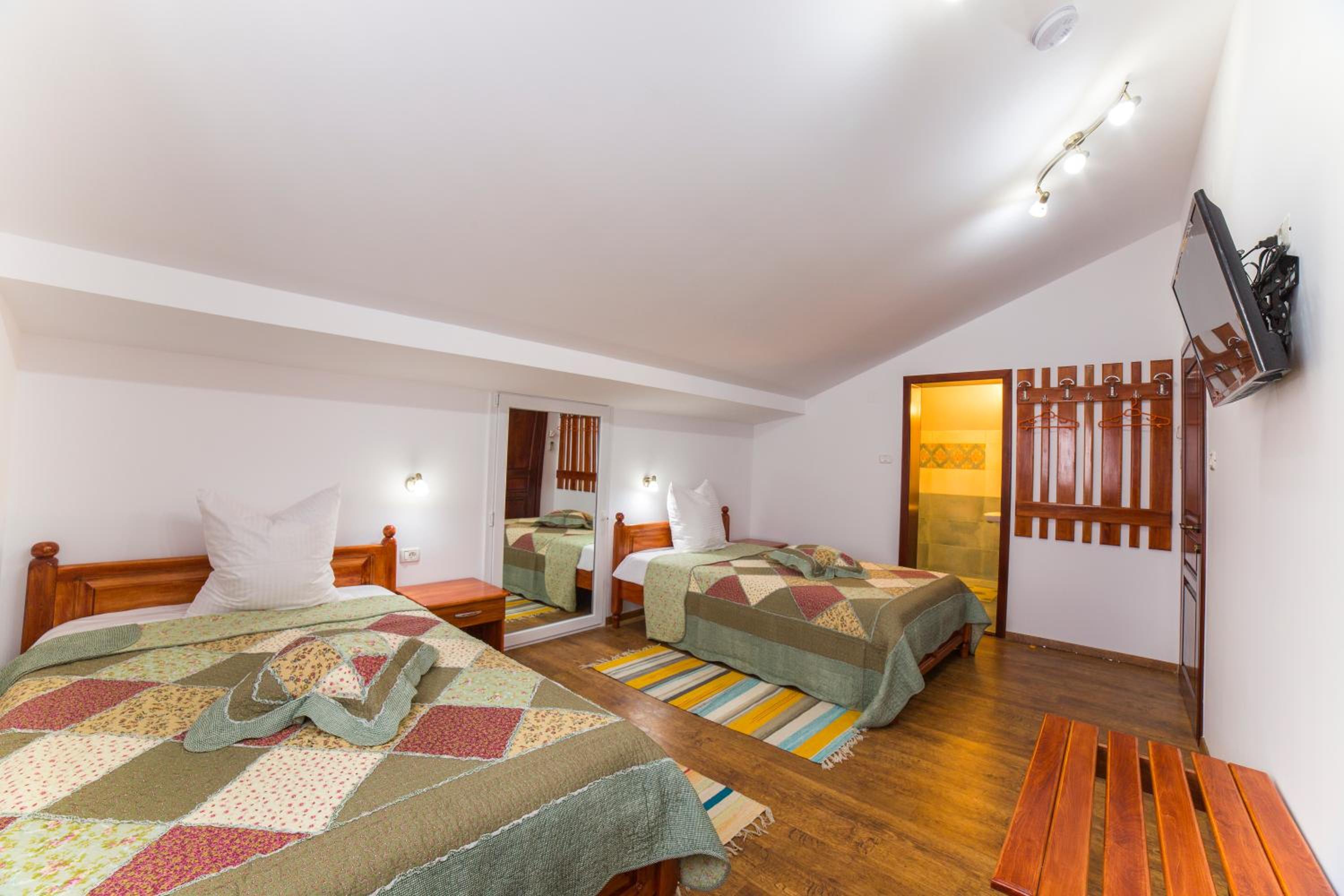 Double Room with Private Bathroom - Photo 9