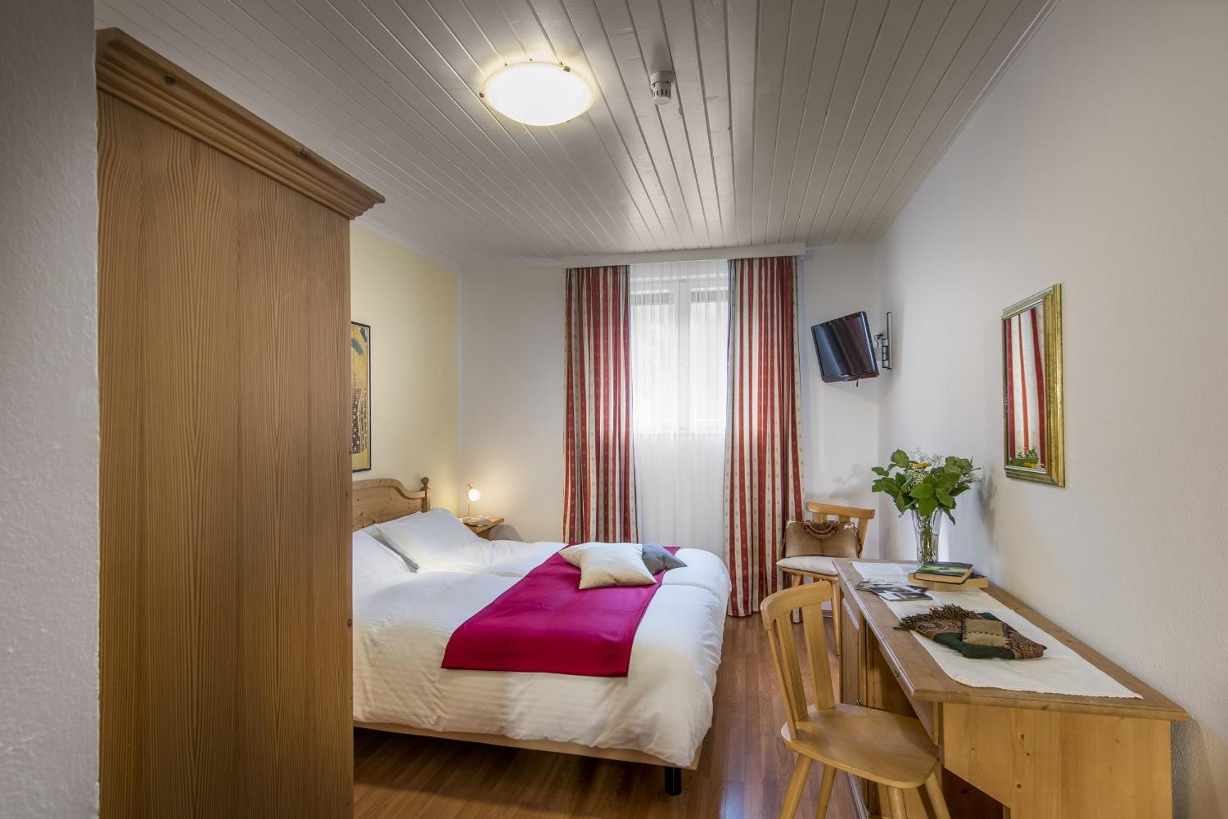 Economy Double Room with One Double Bed and 2 Adults Occupancy (Non Smoking) photo 3