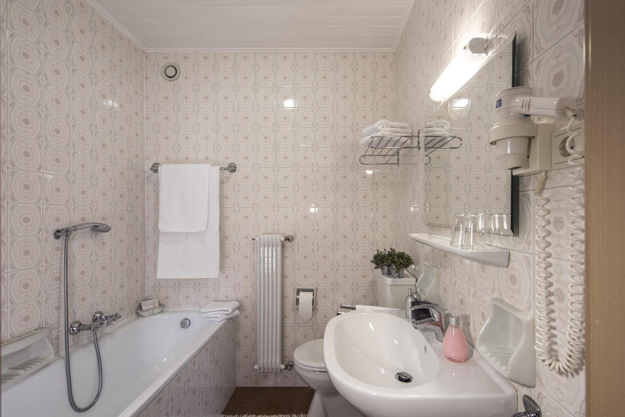 Economy Double Room with One Double Bed and 2 Adults Occupancy (Non Smoking) photo 2
