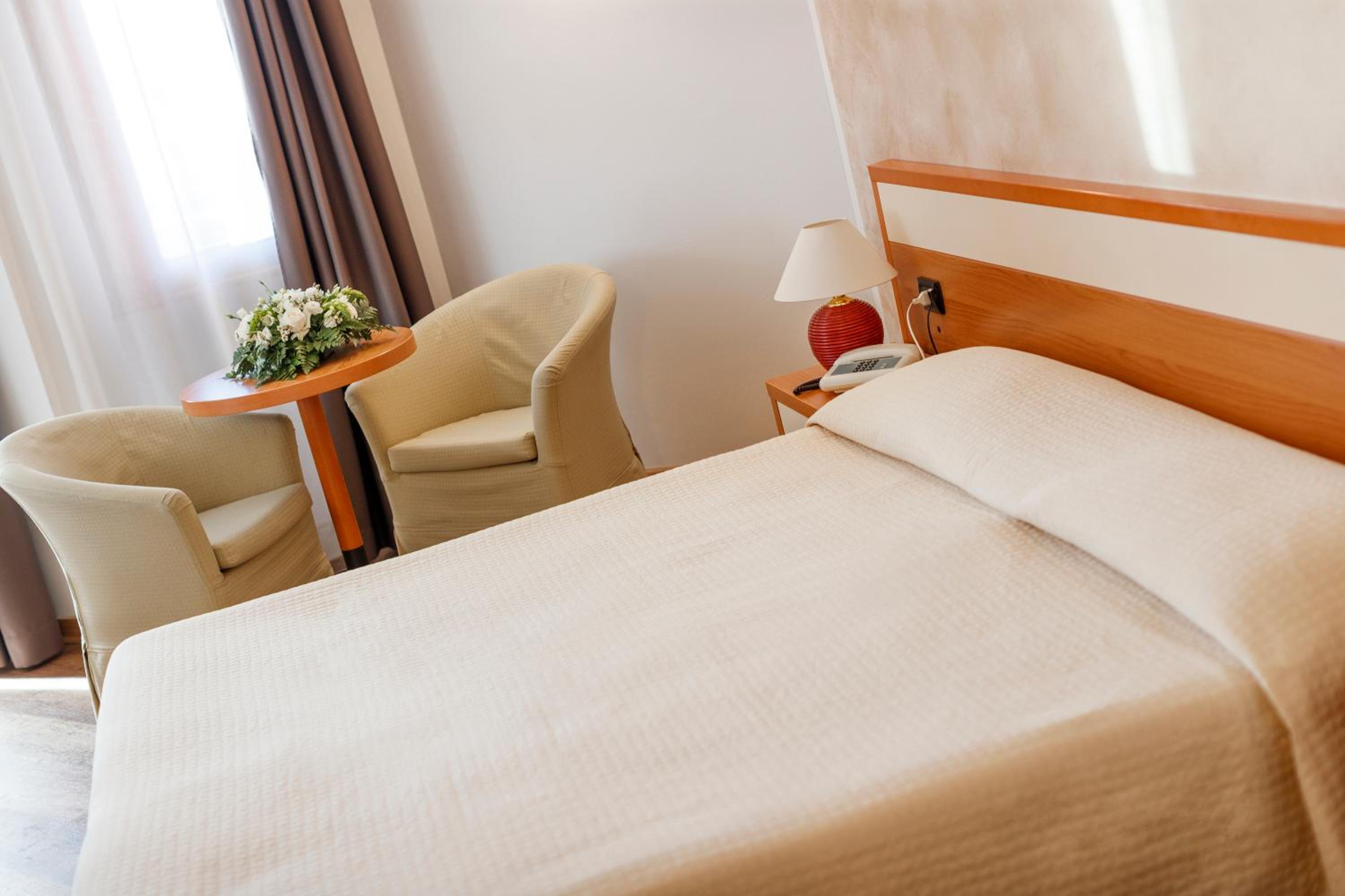 Standard Double Room - Single Use photo 3