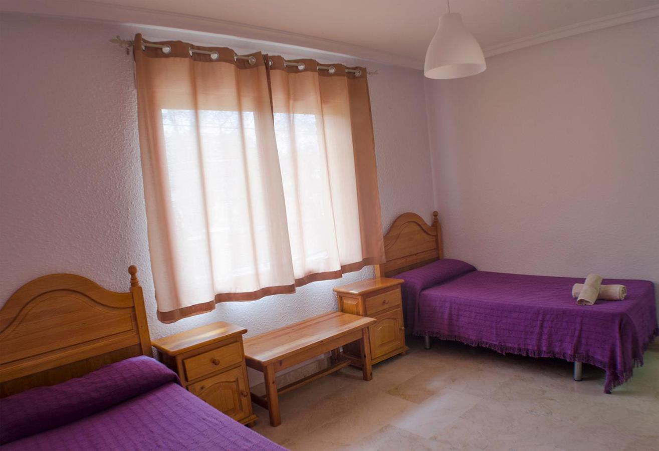 Twin Room with Private Bathroom photo 2