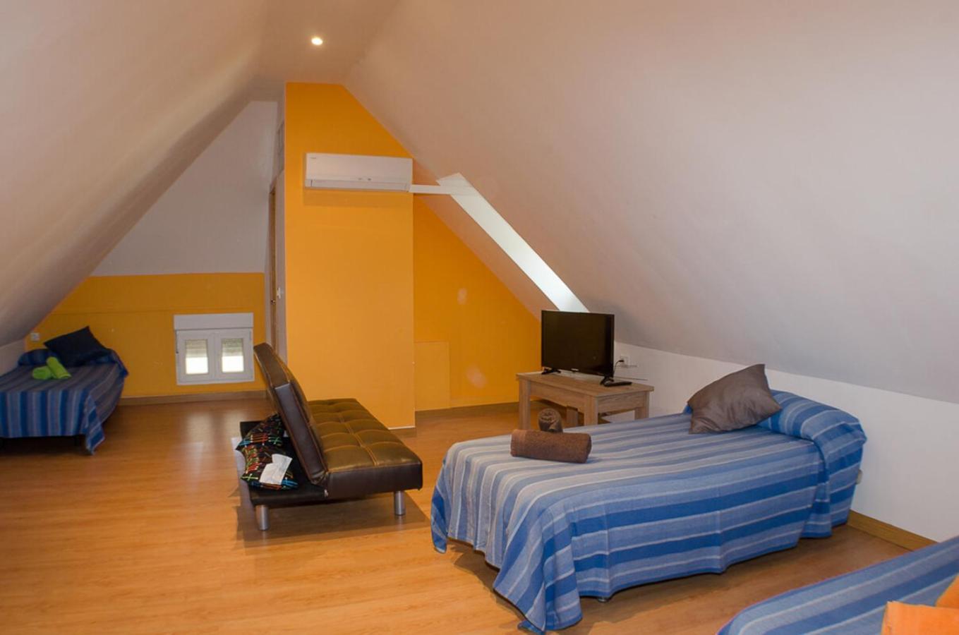 Family Room with Private Bathroom photo 3