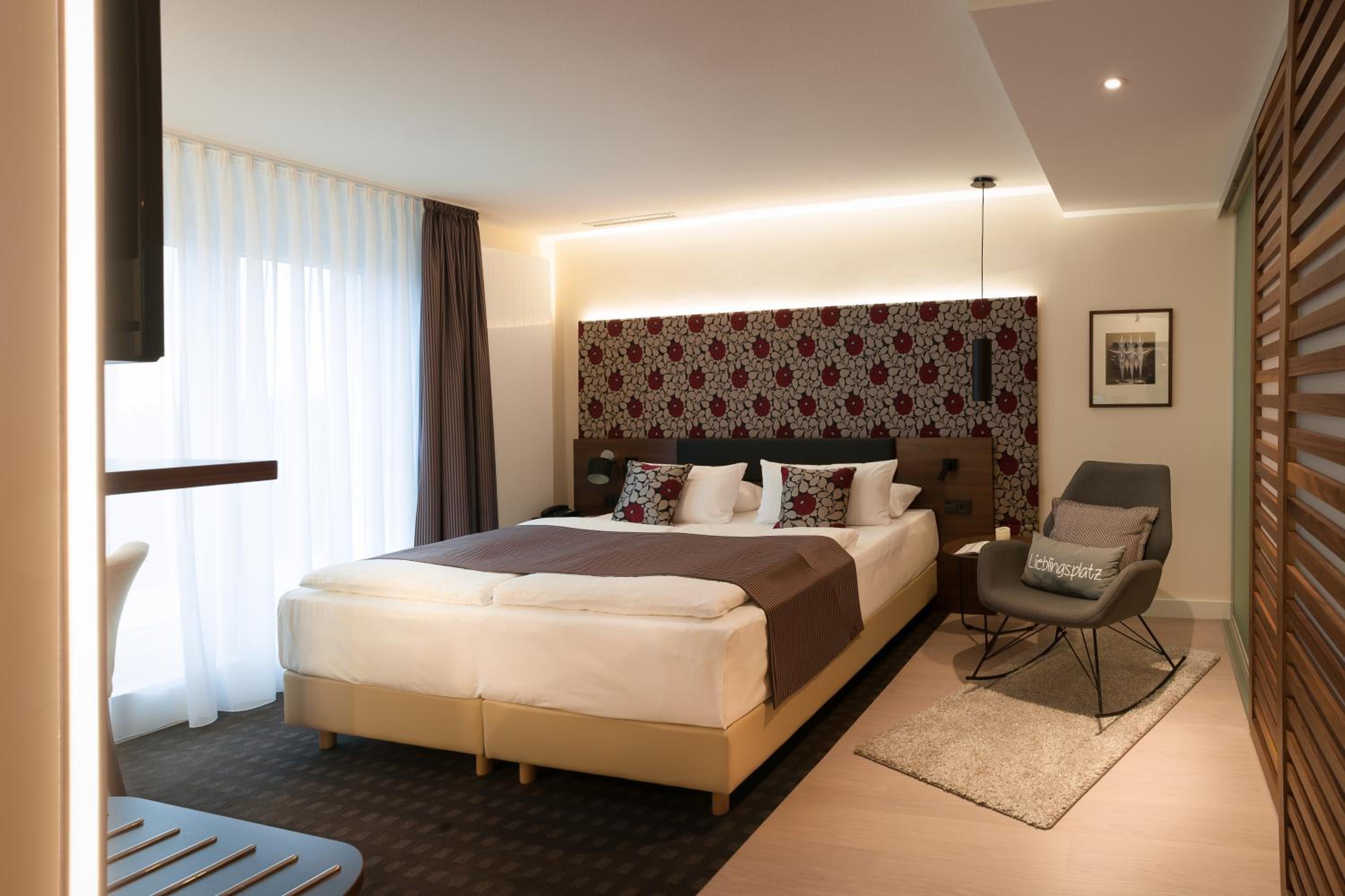 King Suite with Balcony - Photo 2