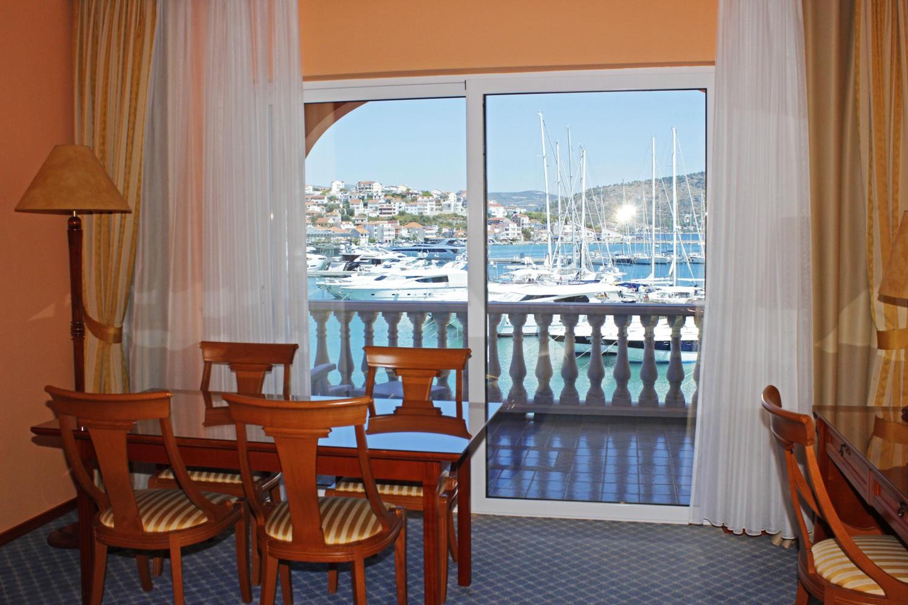 King Suite with Balcony photo 3