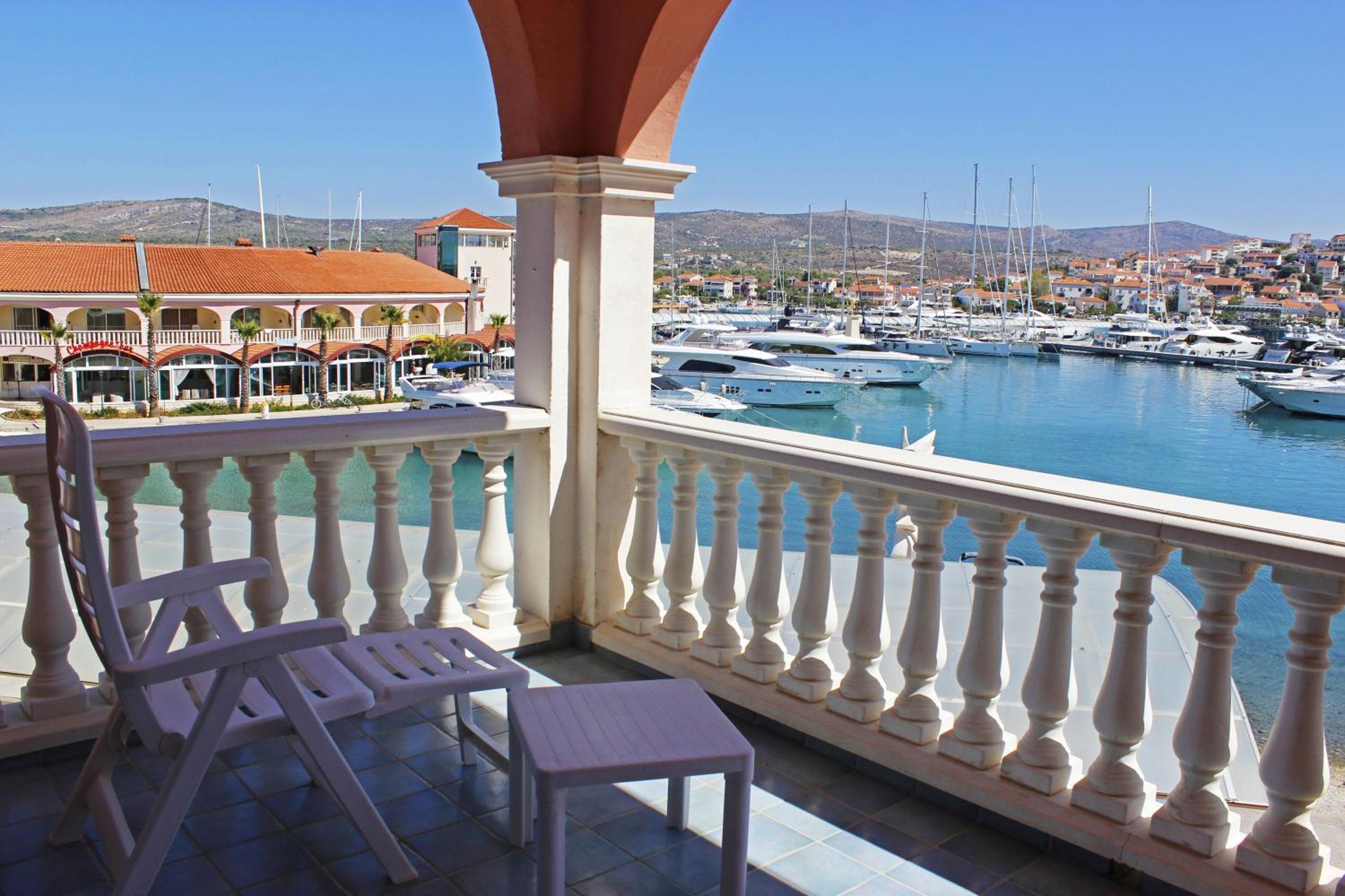 King Suite with Balcony photo 2