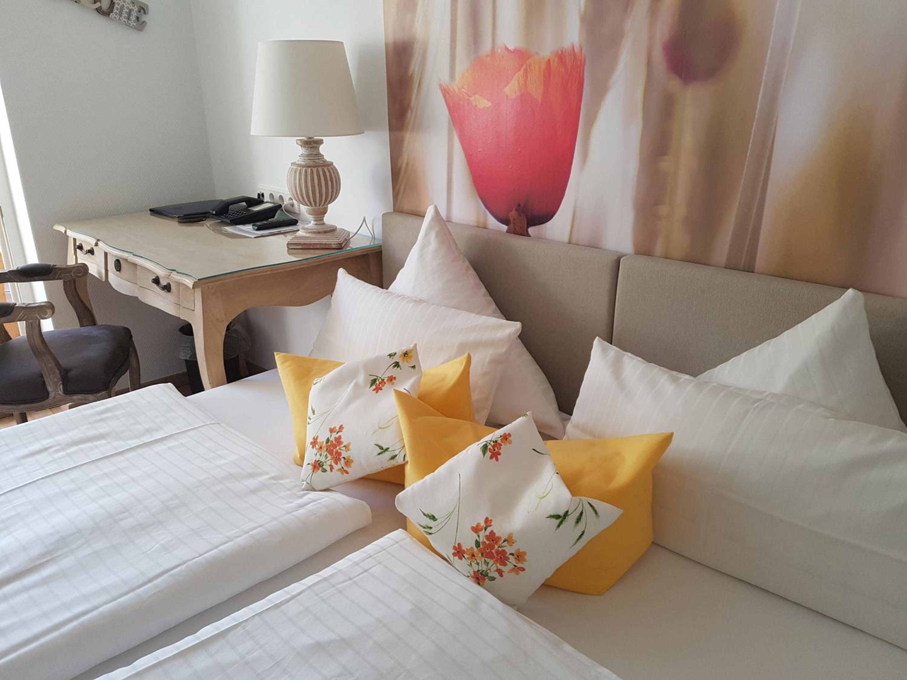Standard Double Room - Photo 9