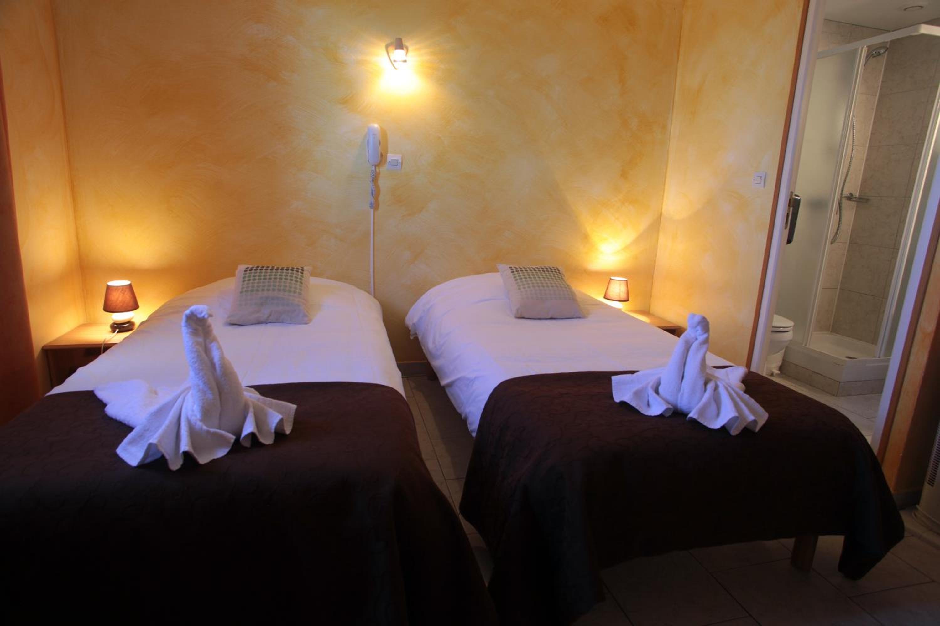 Standard Twin Room - Photo 2