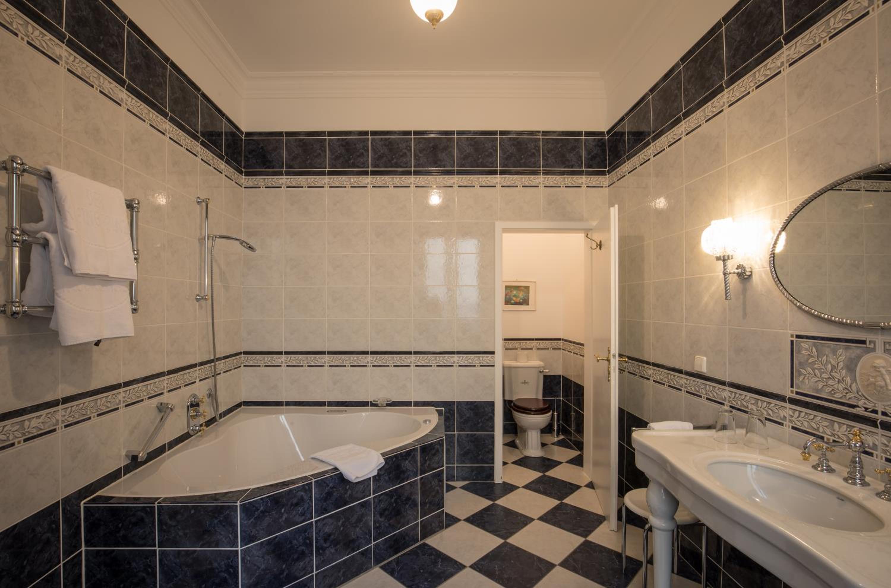Deluxe Double Room - Photo 11
