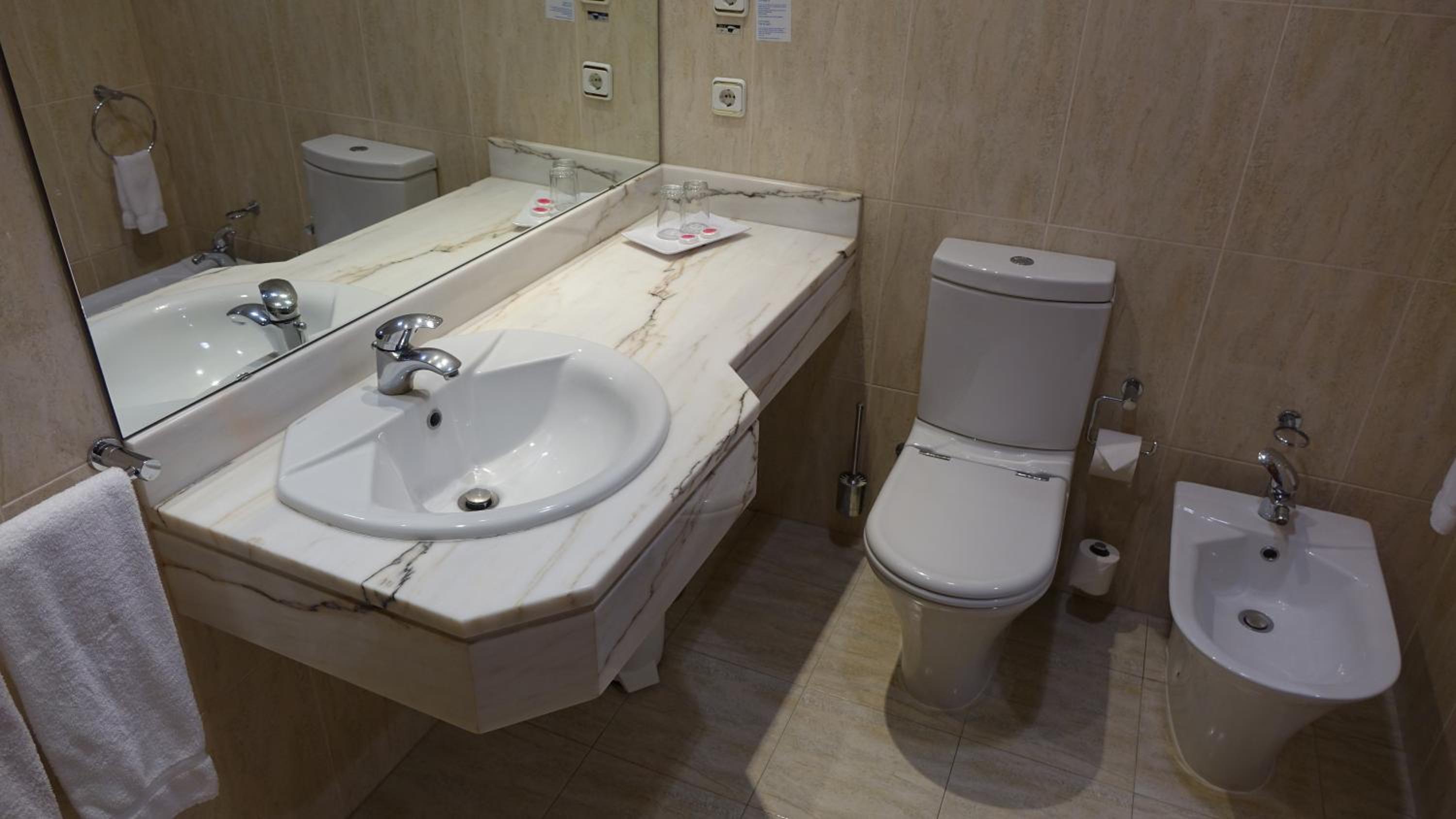 Standard Twin Room - Photo 5