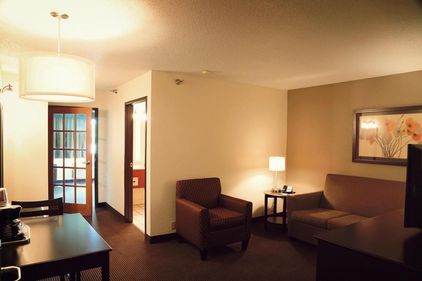 One-Bedroom King Suite - Non-Smoking photo 1