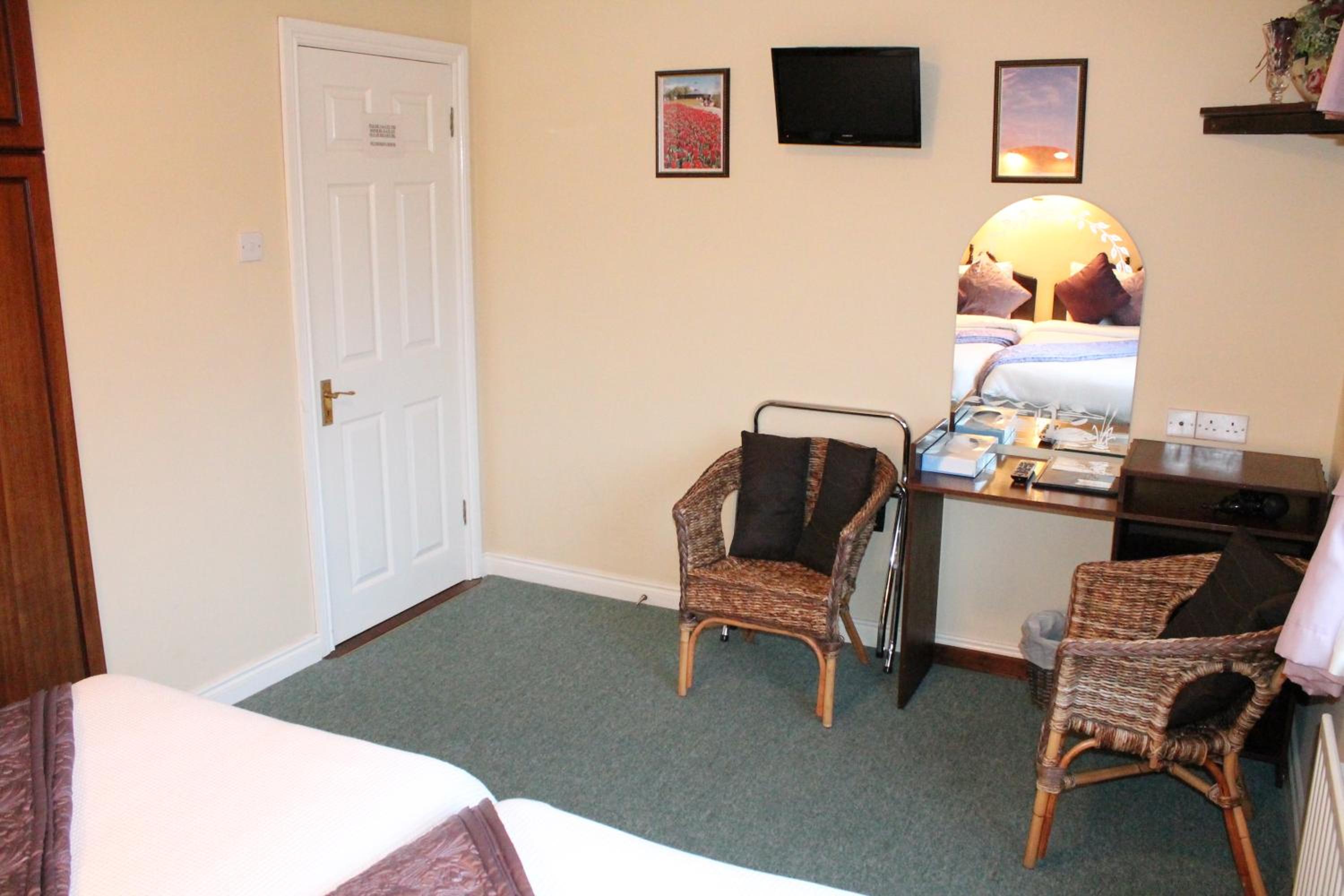 Twin Room - Photo 2