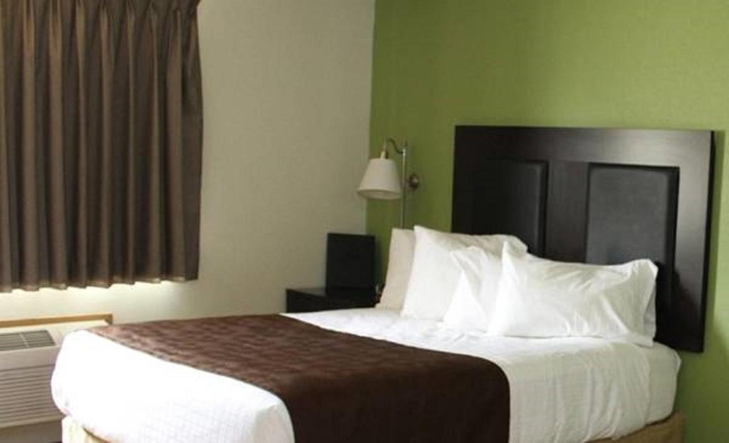 King Room with Bath Tub - Mobility Accessible/Non-Smoking photo 3