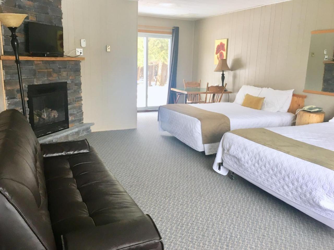 Standard Family Room - Photo 4