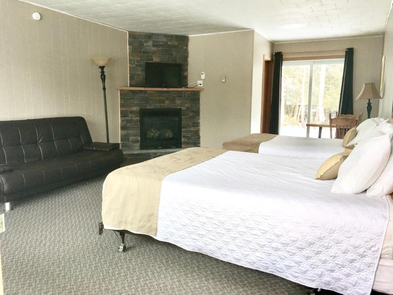 Standard Family Room - Photo 3