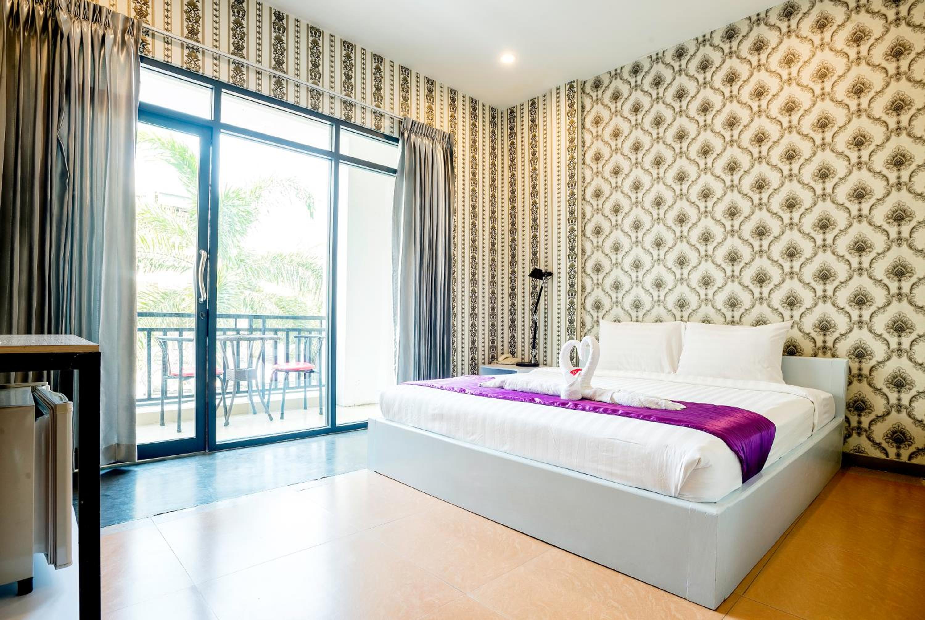 Deluxe King Room - Photo 6