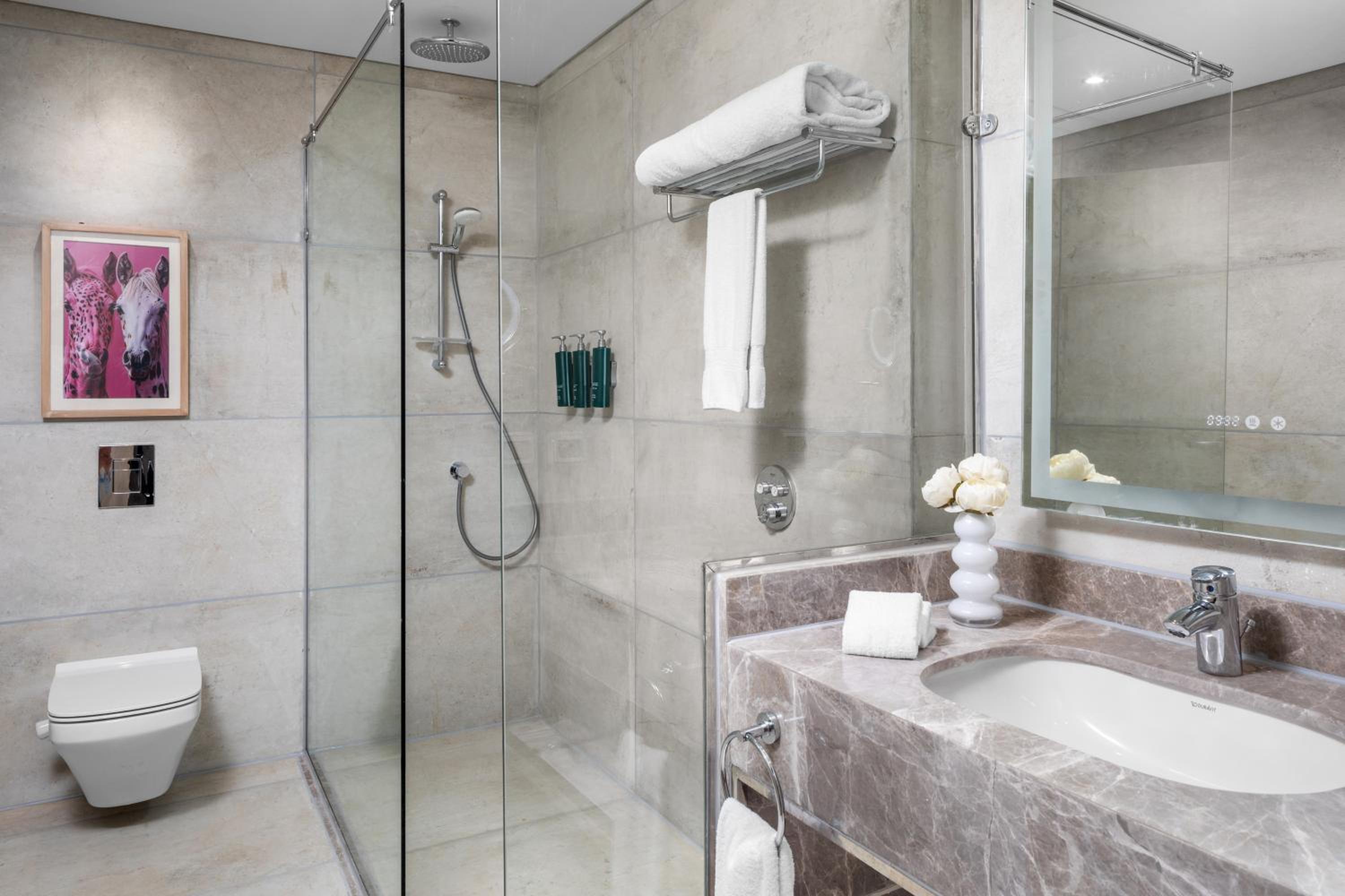 Available room thumbnail 5