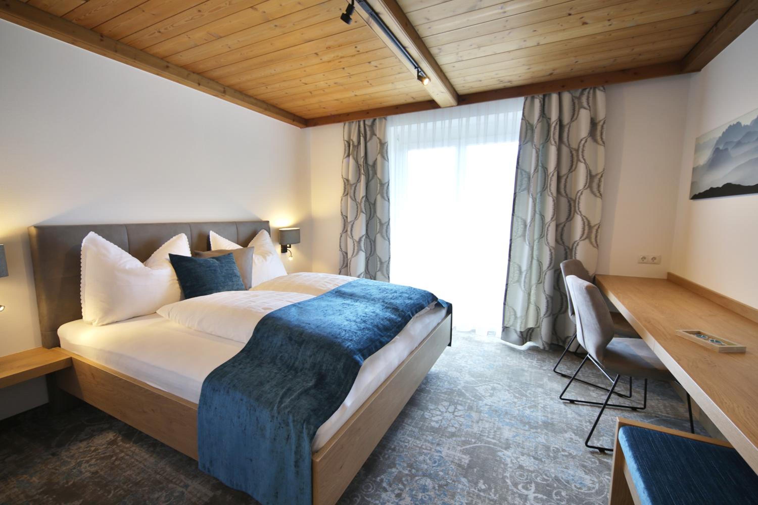 Deluxe Double Room with Balcony photo 2