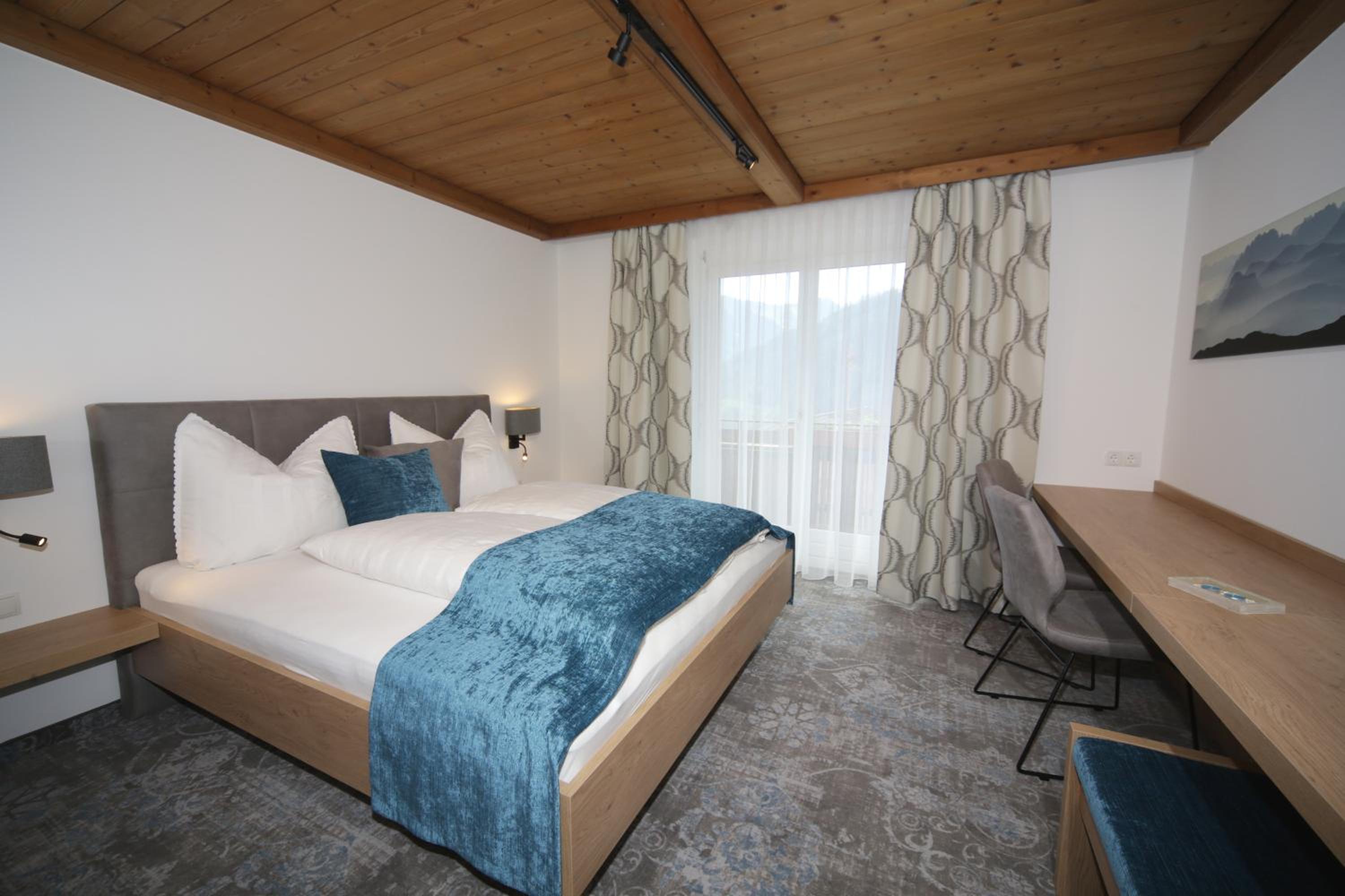 Deluxe Double Room with Balcony photo 3