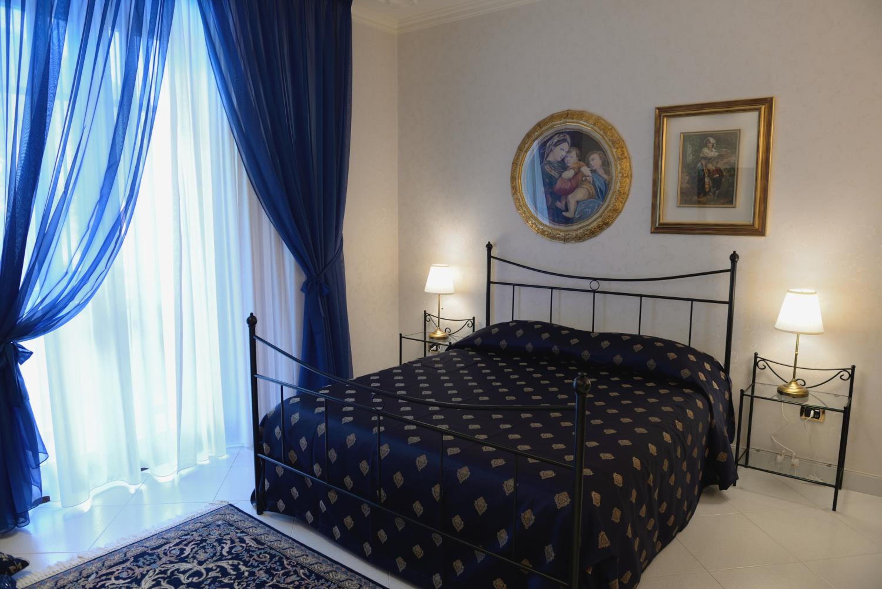 Superior King Room - Photo 4