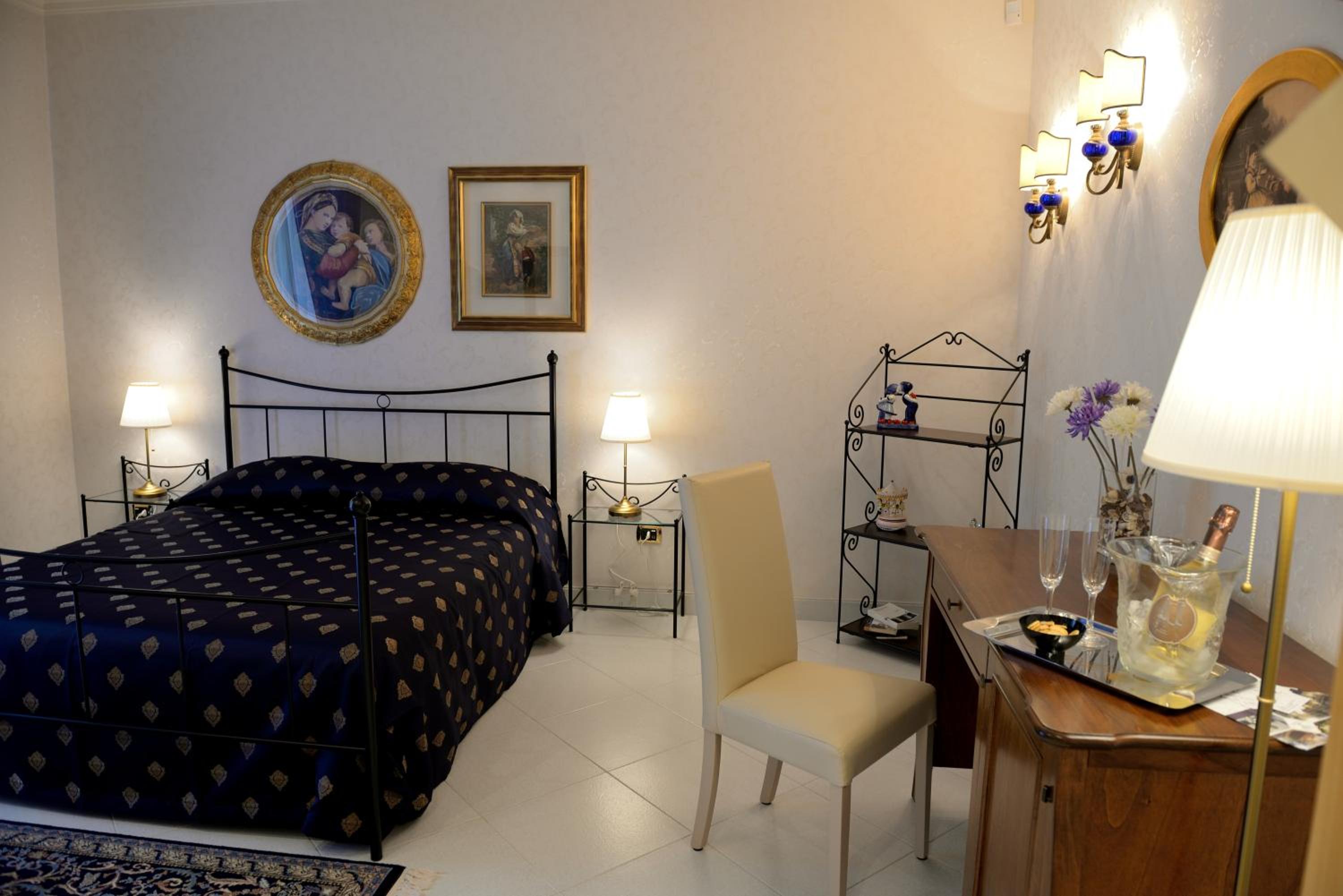 Superior King Room - Photo 3