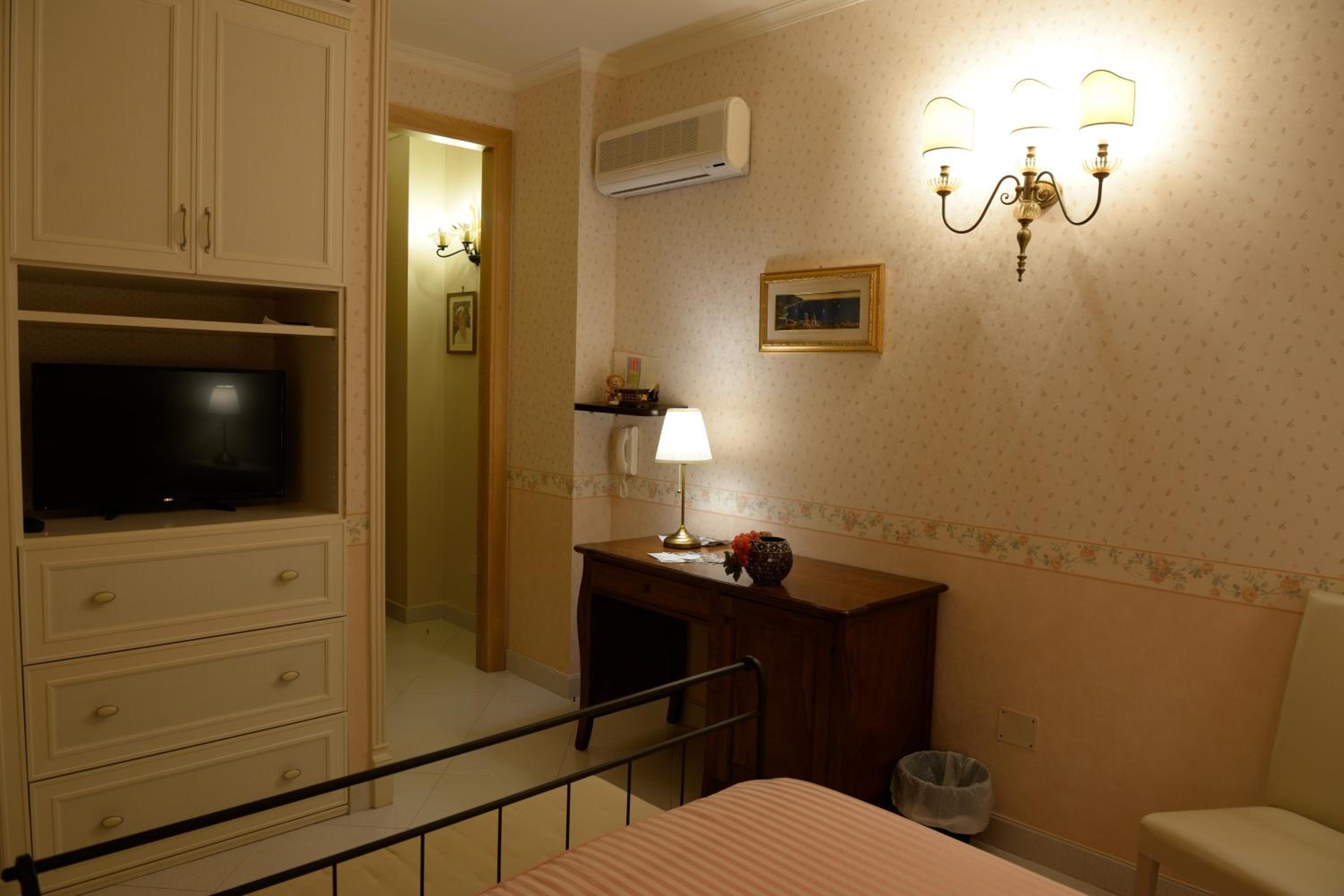 King Room with Balcony photo 1