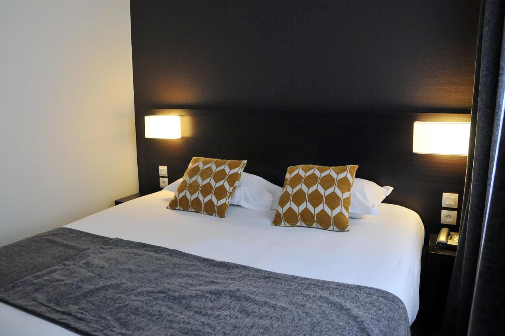 Standard Double Room - Photo 11