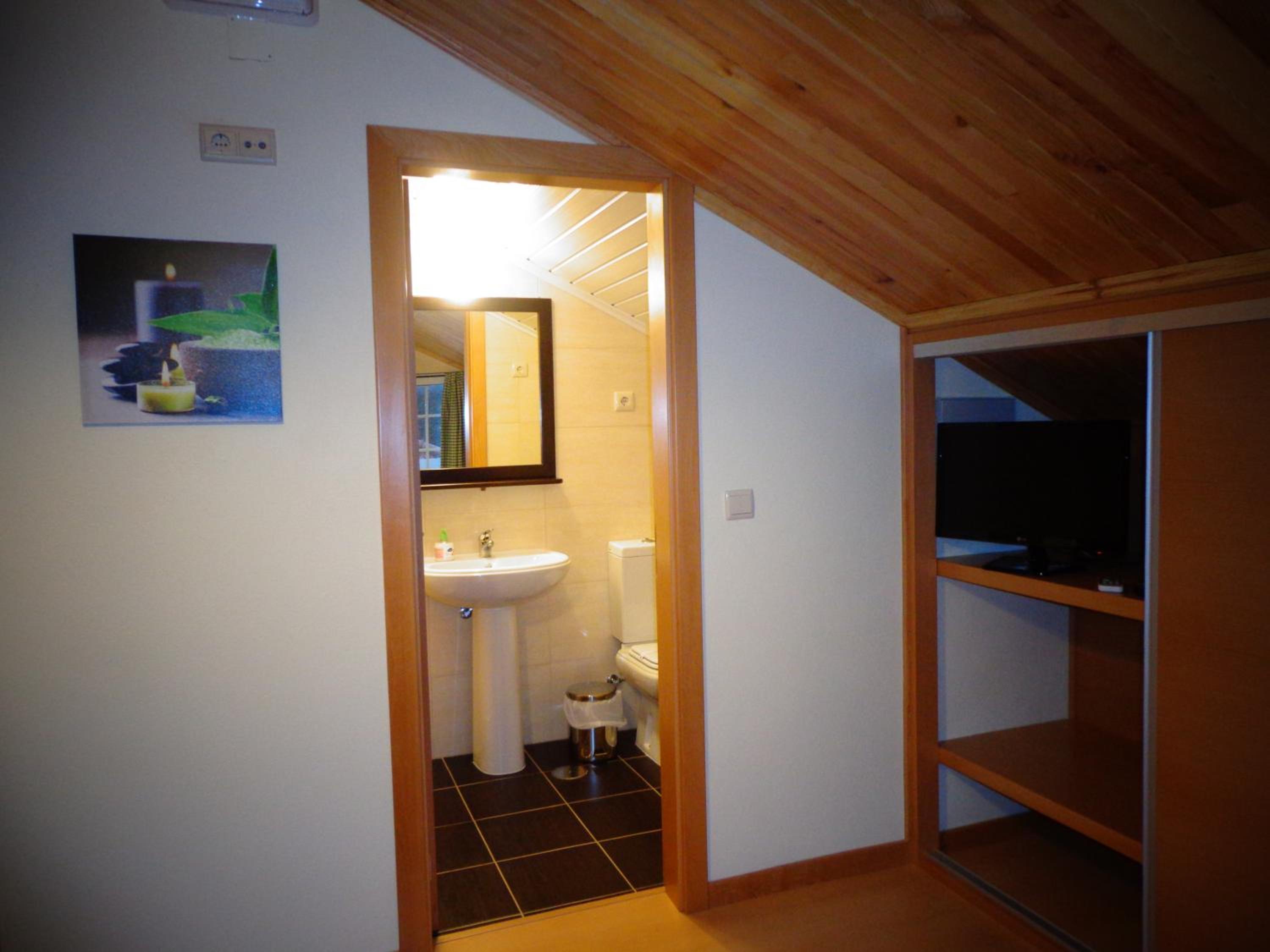 Standard Double Room - Photo 8