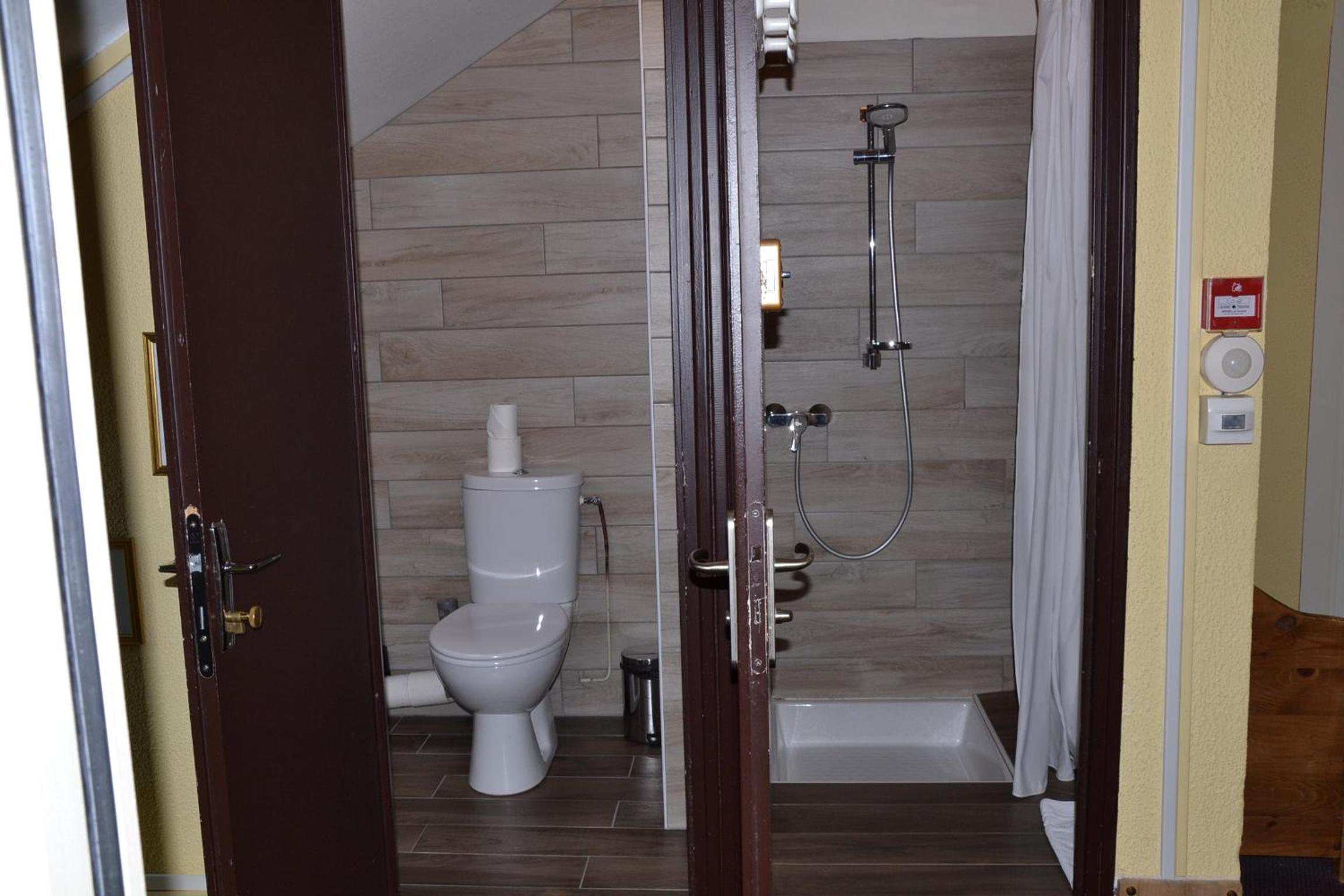 Double Room with Private External Toilet and Bathroom photo 2