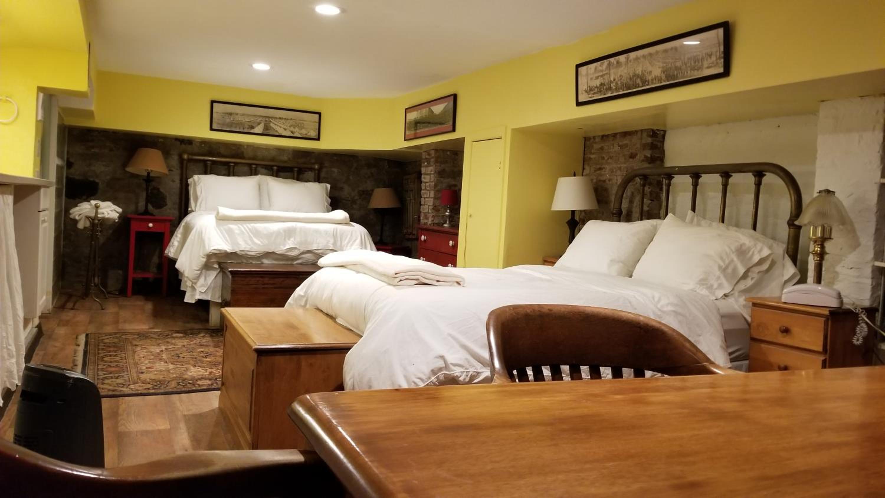 Stonewall Studio With Two Full Size Beds And Kitchenette
