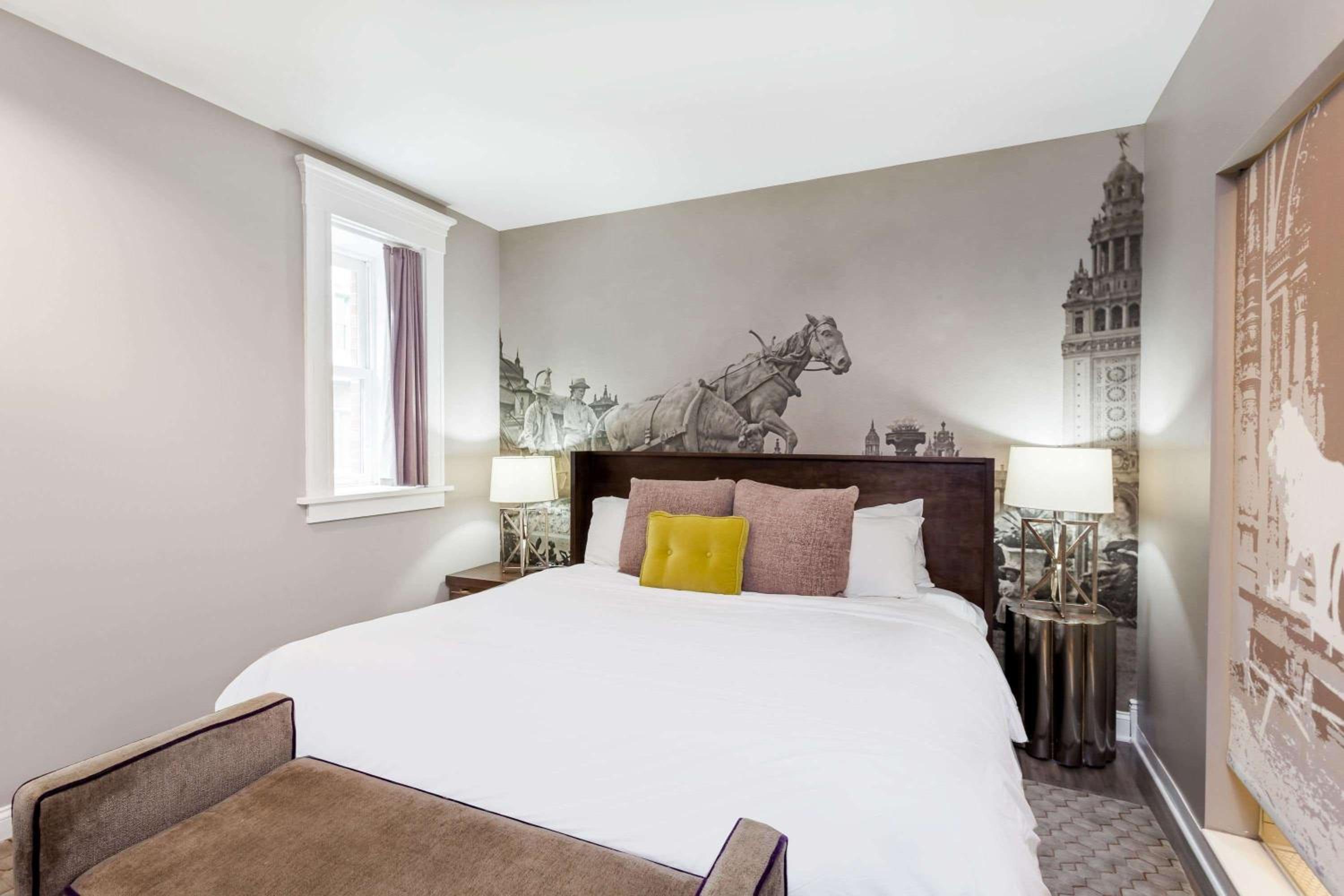 Superior Suite with King Bed - Non Smoking photo 3
