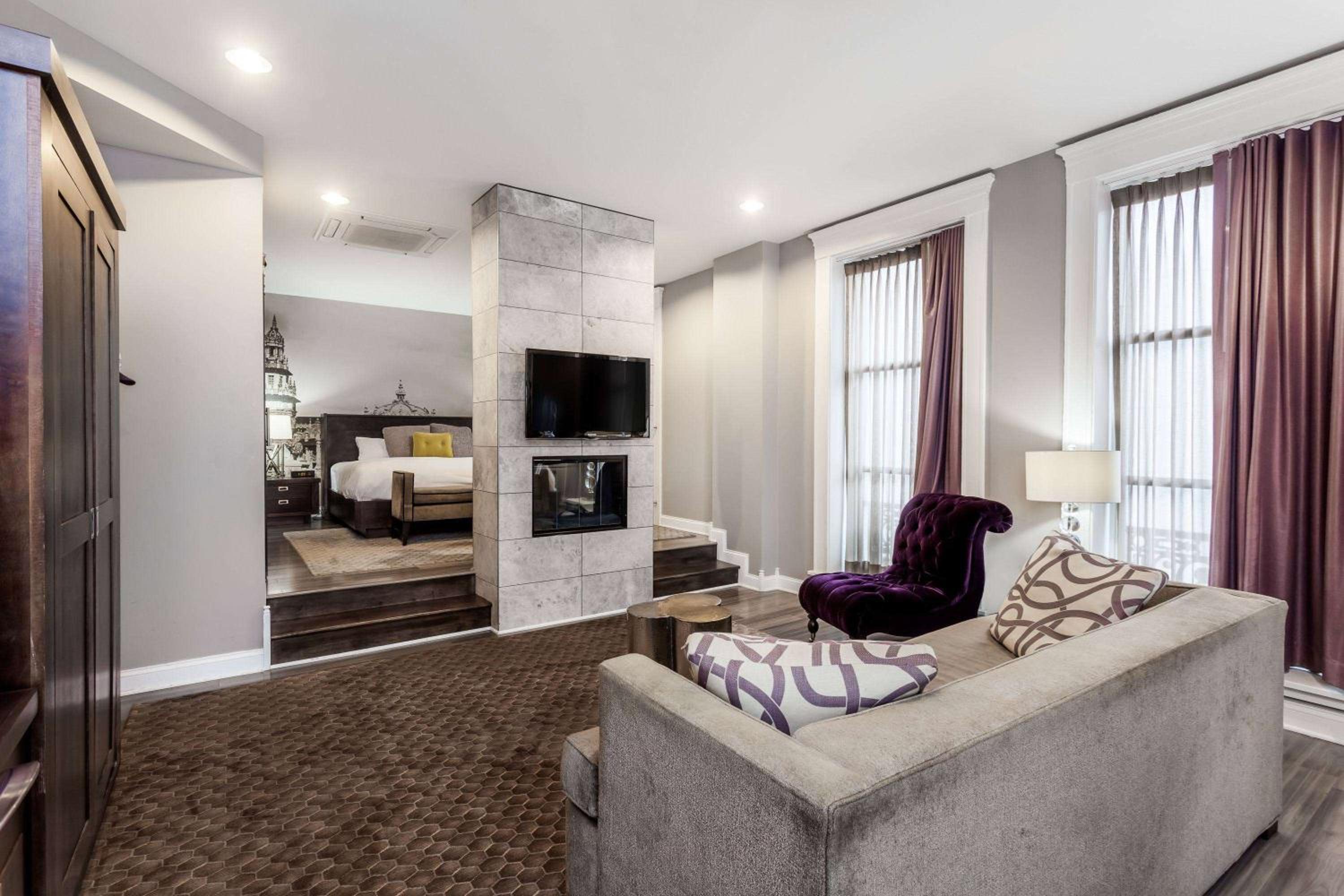 Junior Suite with King Bed - Photo 6