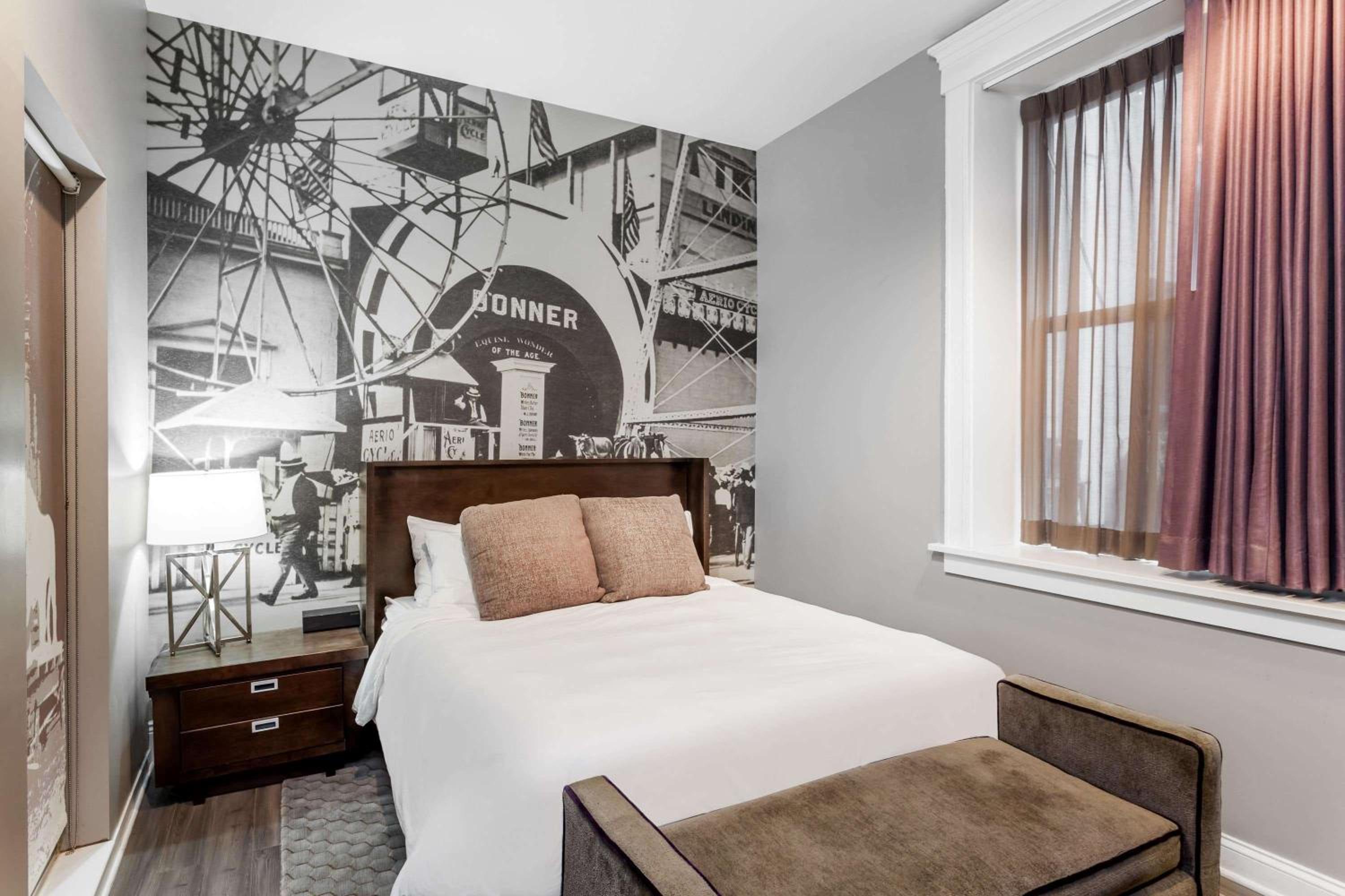Junior Suite with Queen Bed - Non Smoking - Photo 10