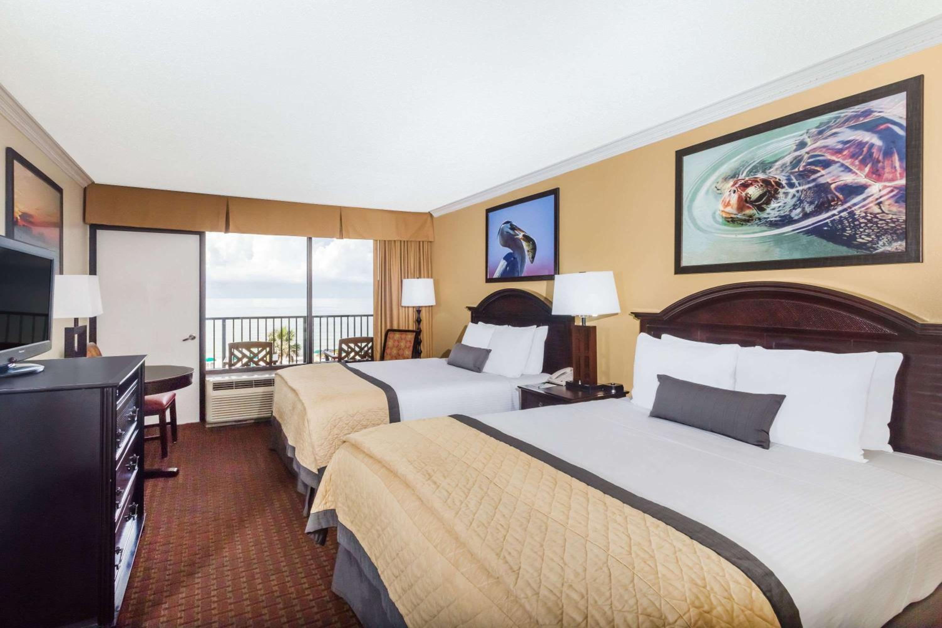 Queen Room with One Queen Bed and Roll-in Shower - Mobility Access - Photo 5