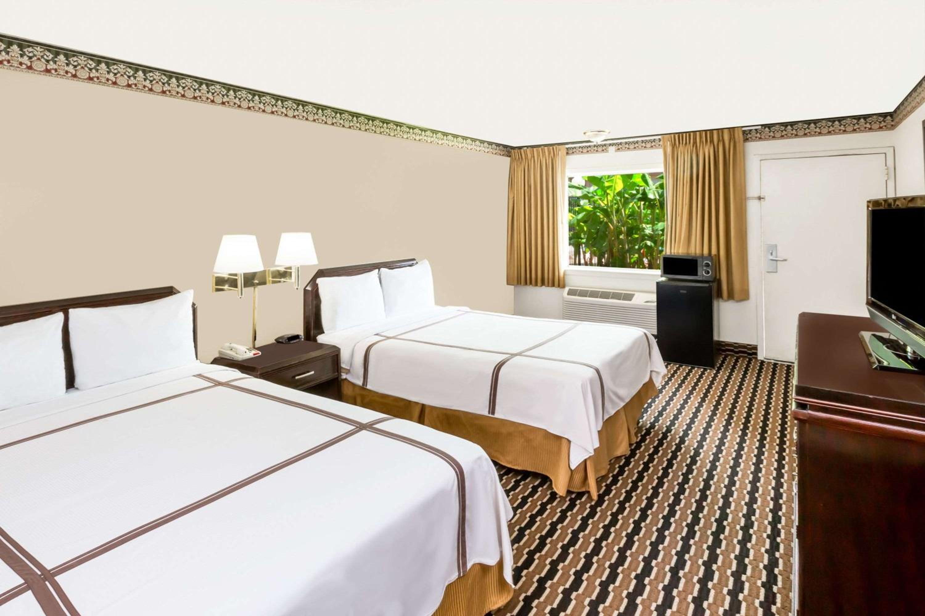 Double Room with Two Double Beds - Smoking - Photo 3