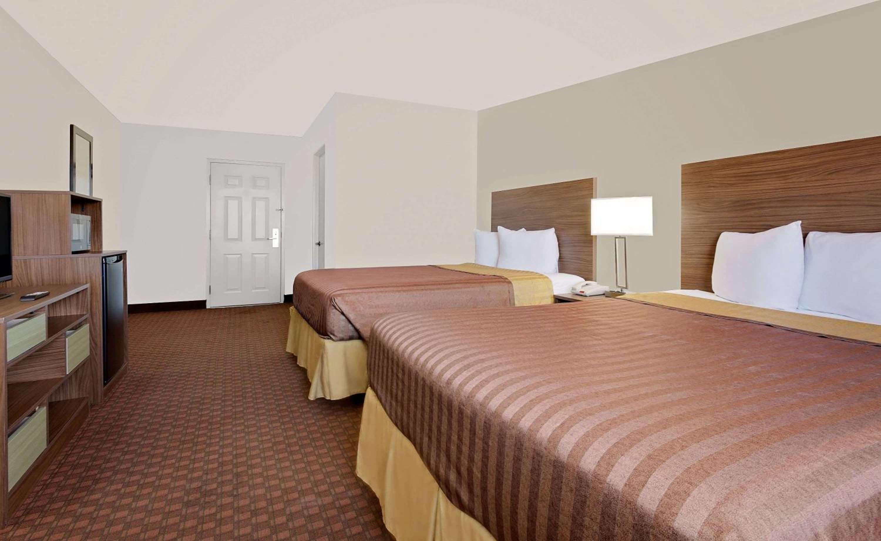 Queen Room with Two Queen Beds - Non-Smoking - Photo 4