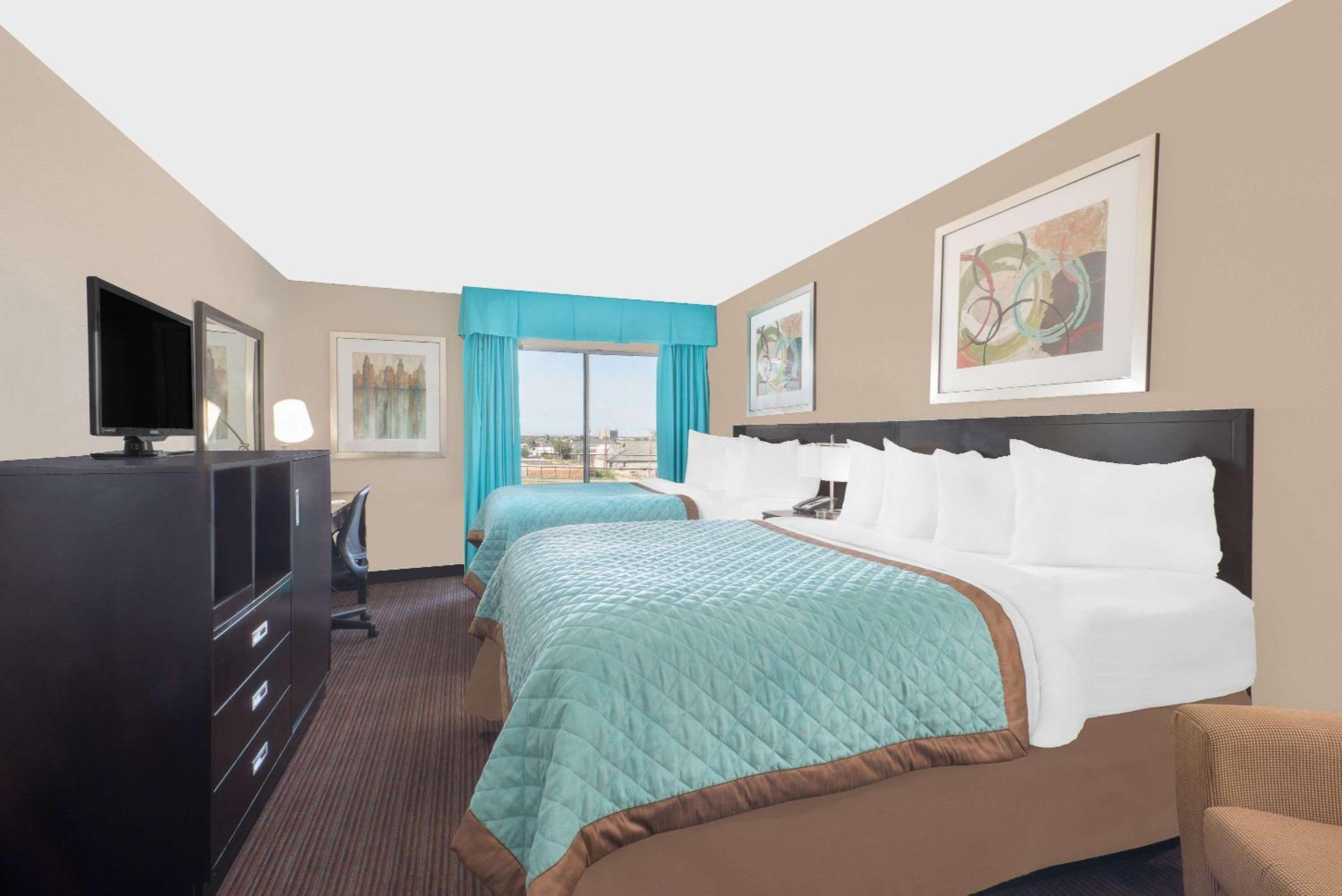 Queen Room with Two Queen Beds - Photo 5