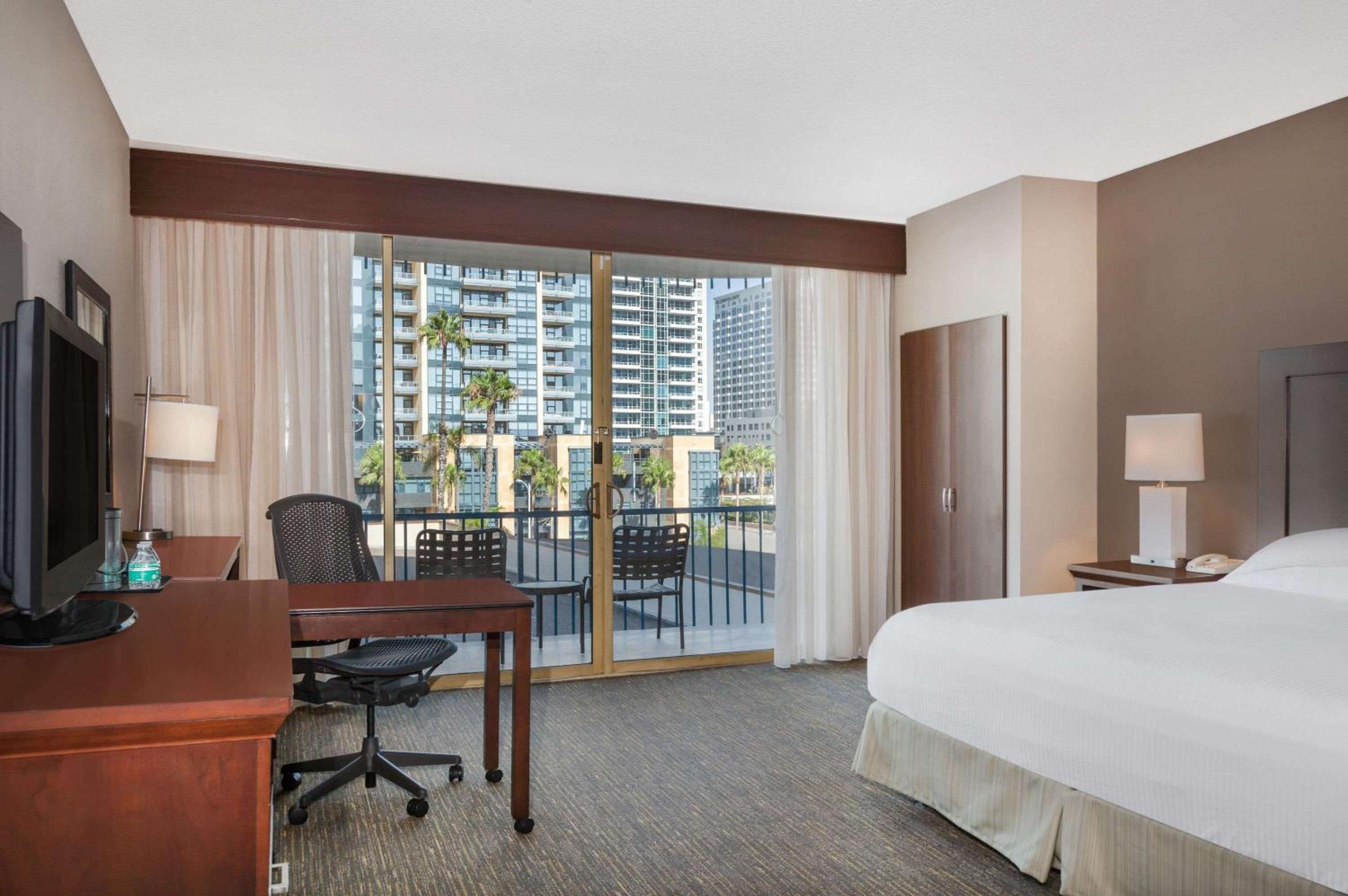 1 King Bed, Superior Room, Skyline View, Non-Smoking
