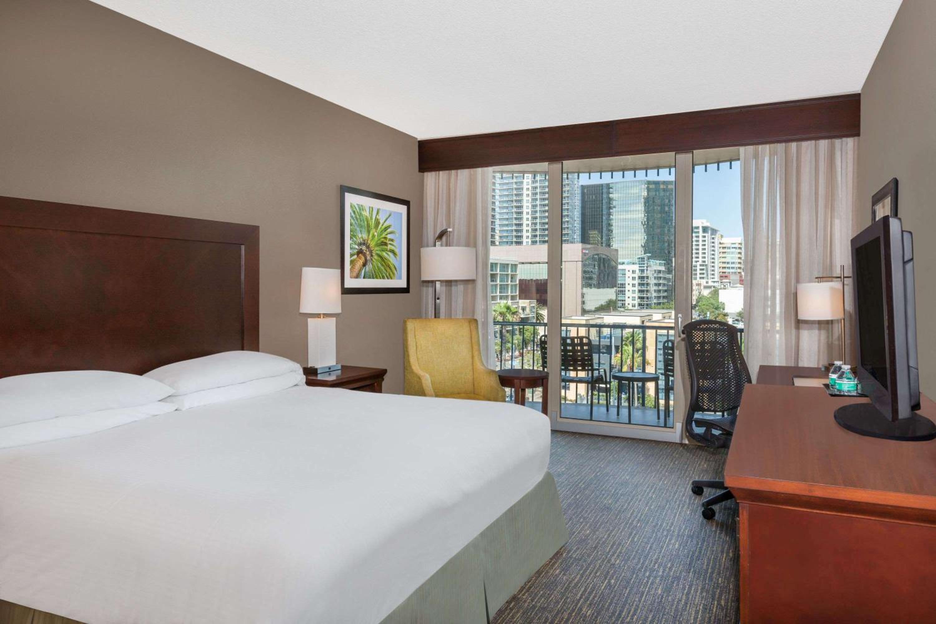 1 King Bed, Superior Room, Skyline View, Non-Smoking