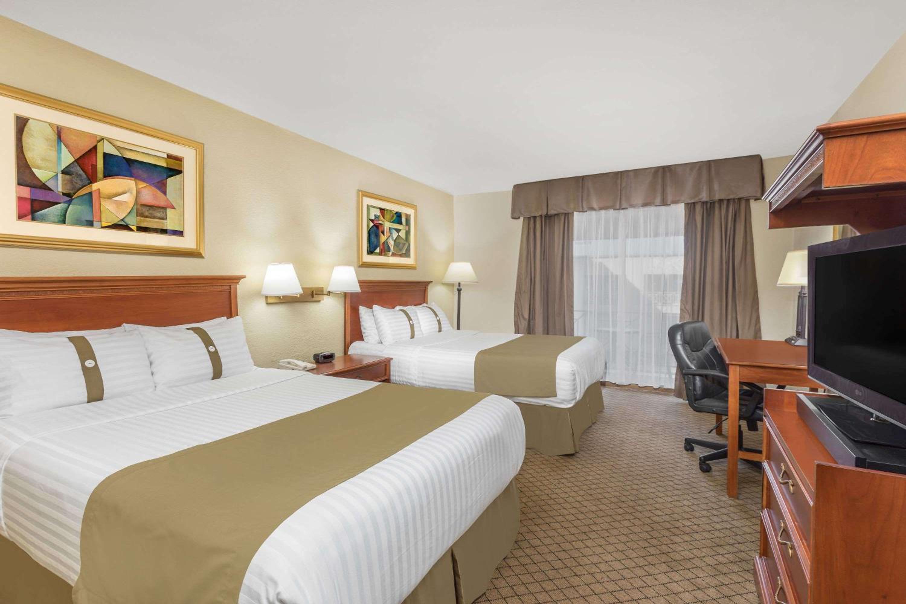 Double Room with Two Double Beds - Non-Smoking - Photo 2